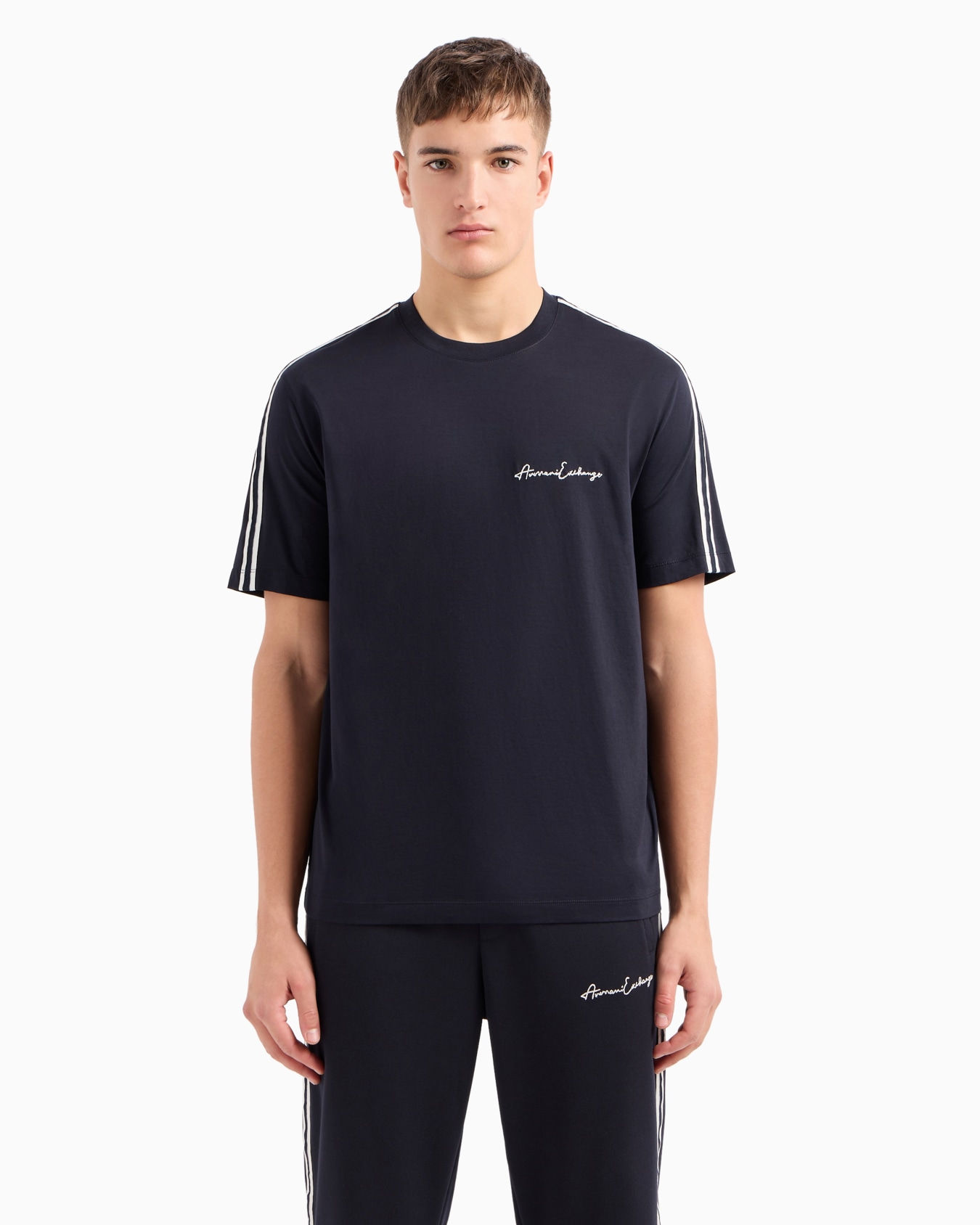 Camiseta con cuello redondo y logo característico Diapositiva 3