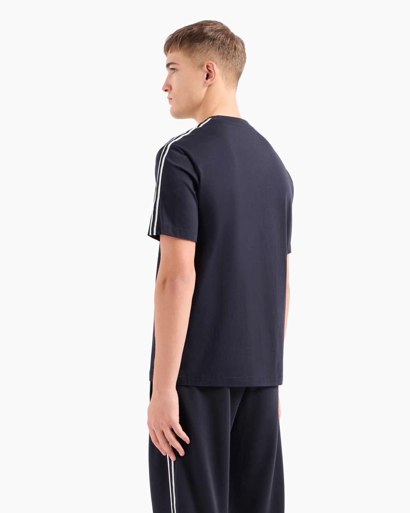 Camiseta con cuello redondo y logo característico Diapositiva 2