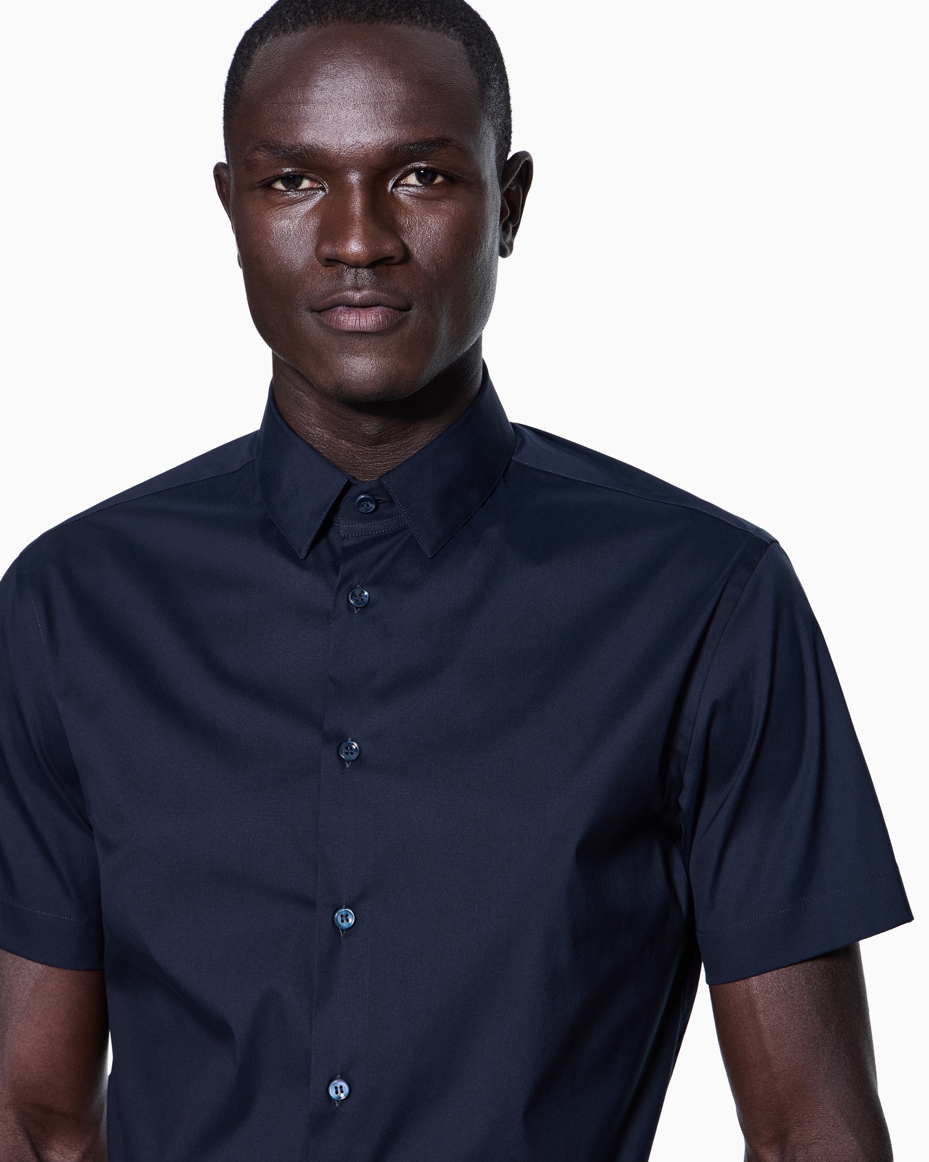 Chemise à manches courtes en tissu uni stretch Diapositive 4