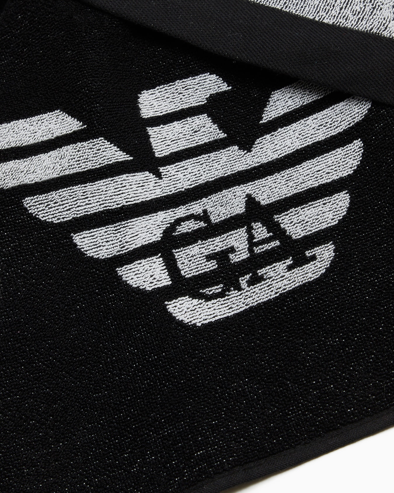 Beach towel with oversized logo Slide 1