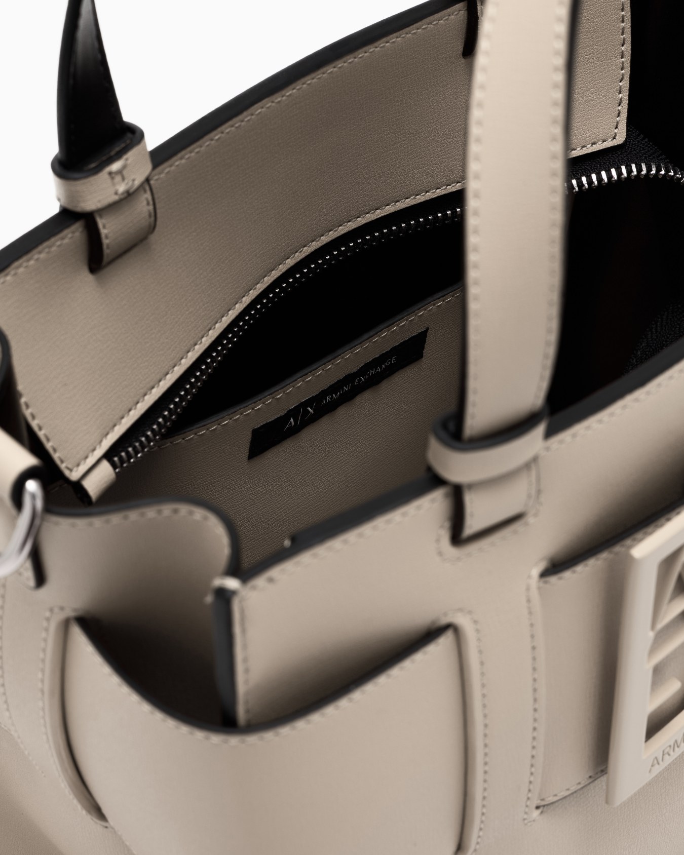 BOXロゴバックル　ミニハンドバッグ スライドする 3