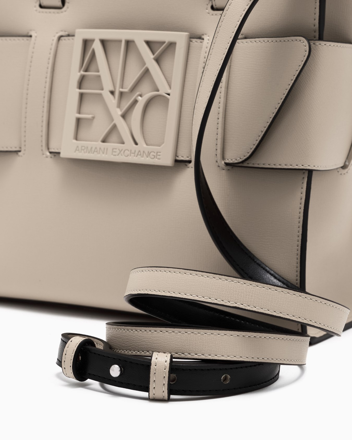 BOXロゴバックル　ミニハンドバッグ スライドする 4