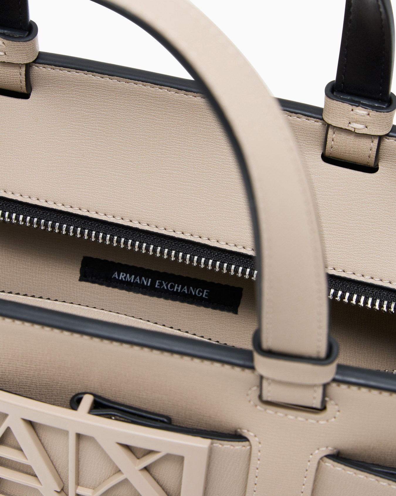 BOXロゴバックル　ミニハンドバッグ スライドする 3