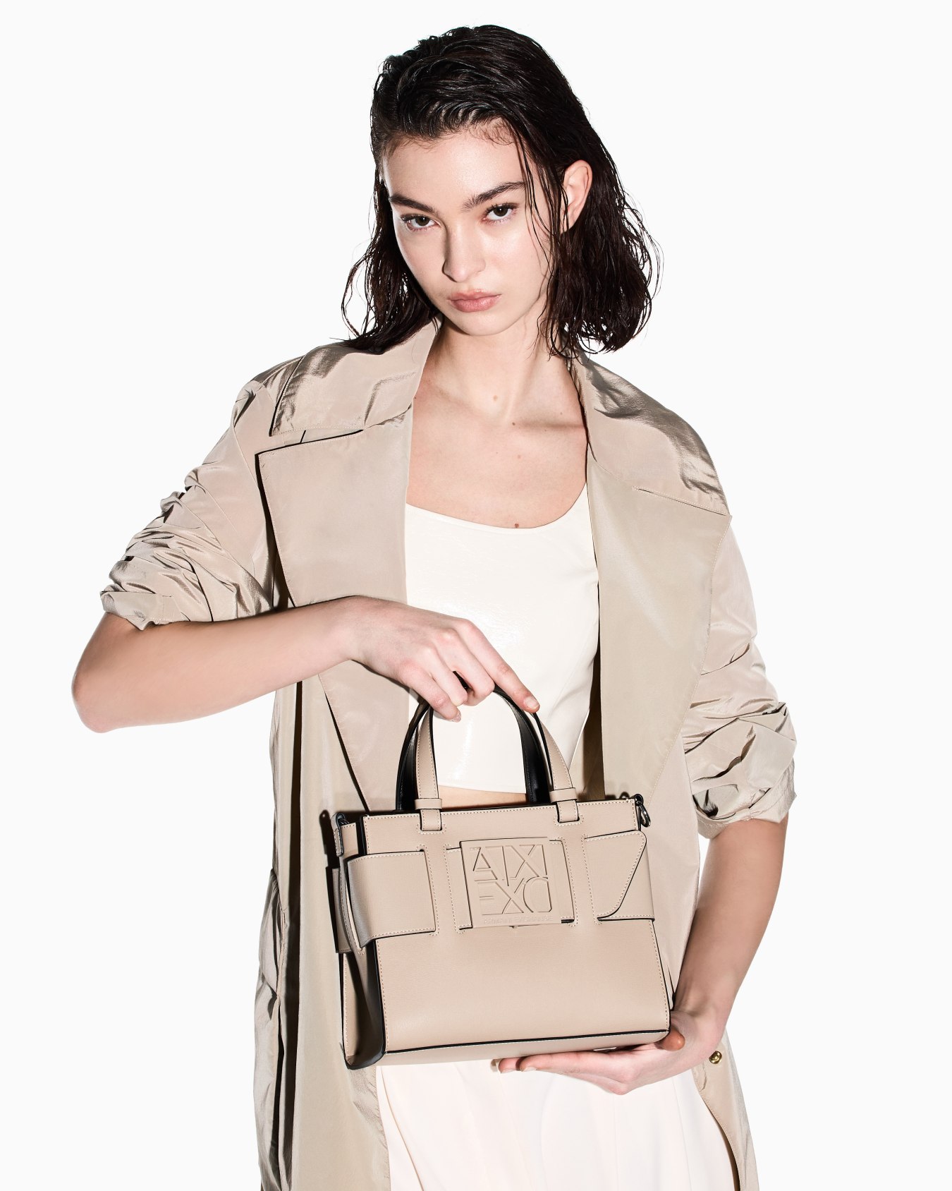 BOXロゴバックル　ミニハンドバッグ スライドする 5