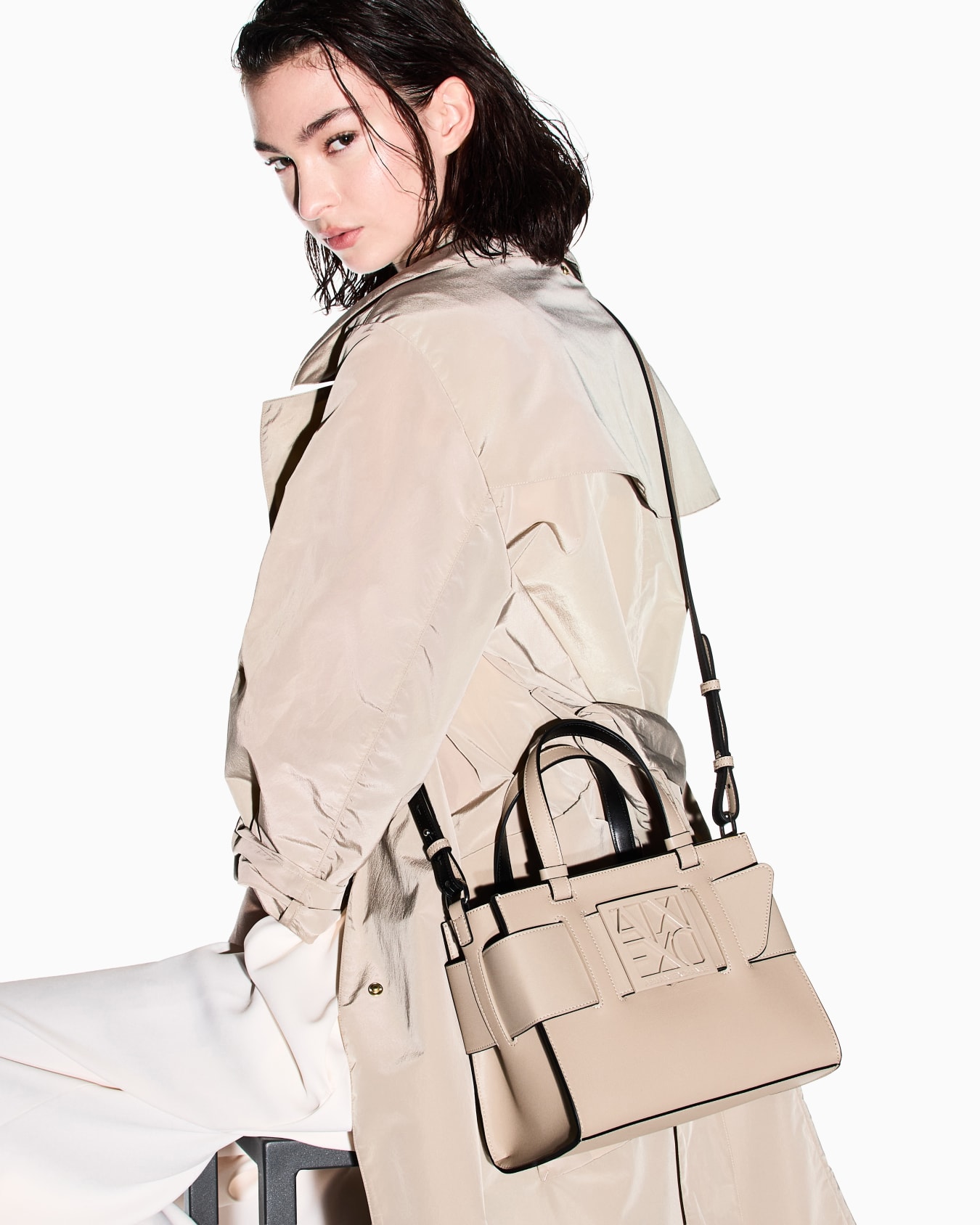 BOXロゴバックル　ミニハンドバッグ スライドする 6