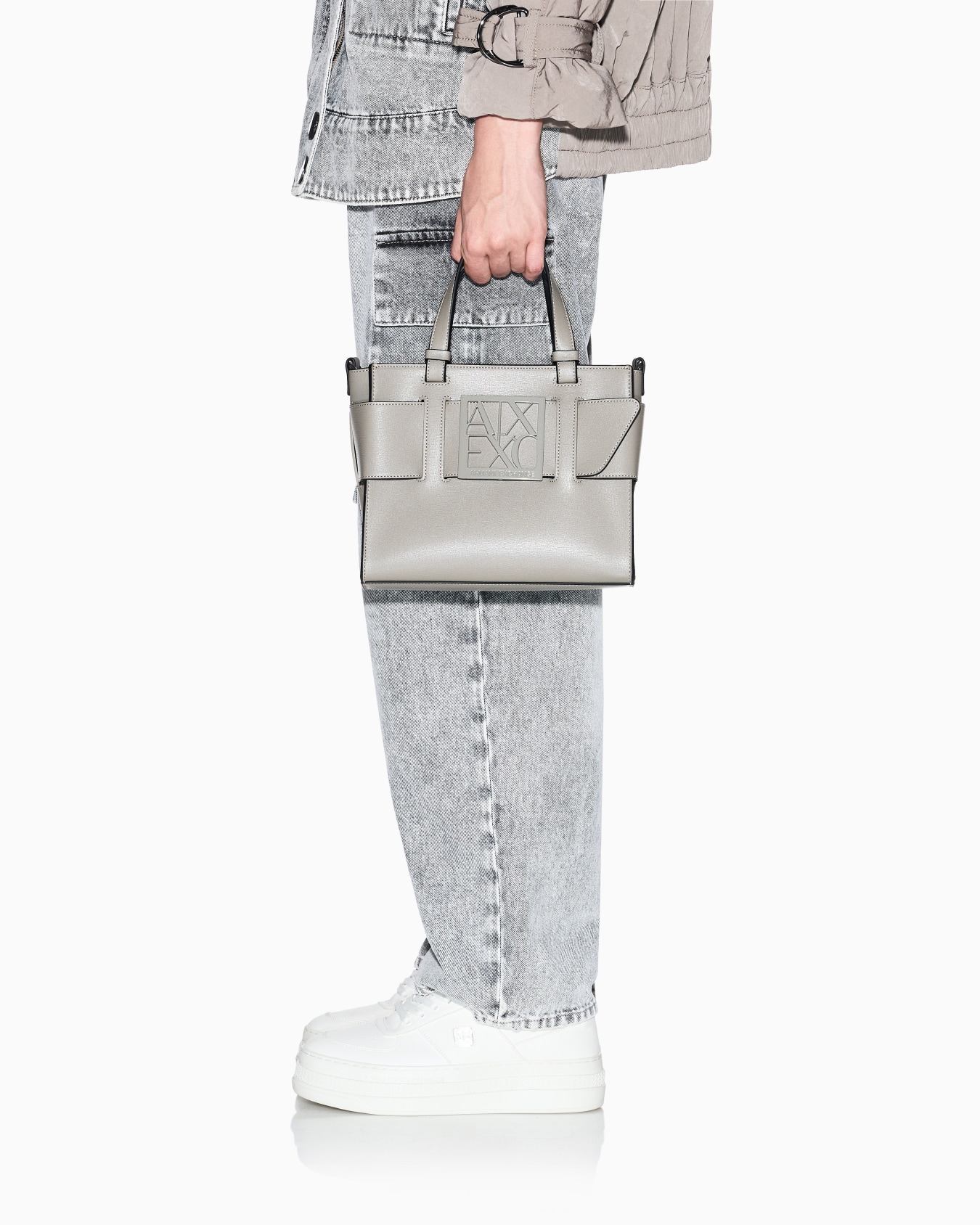 Medium tote bag with double handles and shoulder strap Slide 5