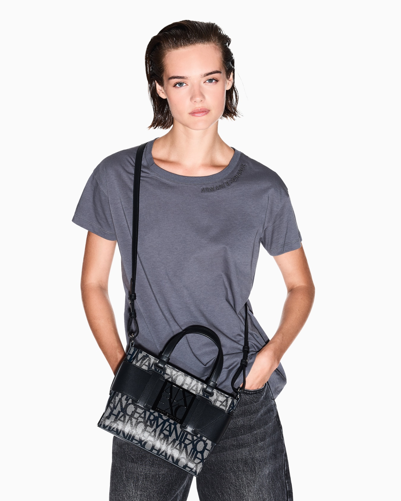Medium tote bag with contrasting detail Slide 5