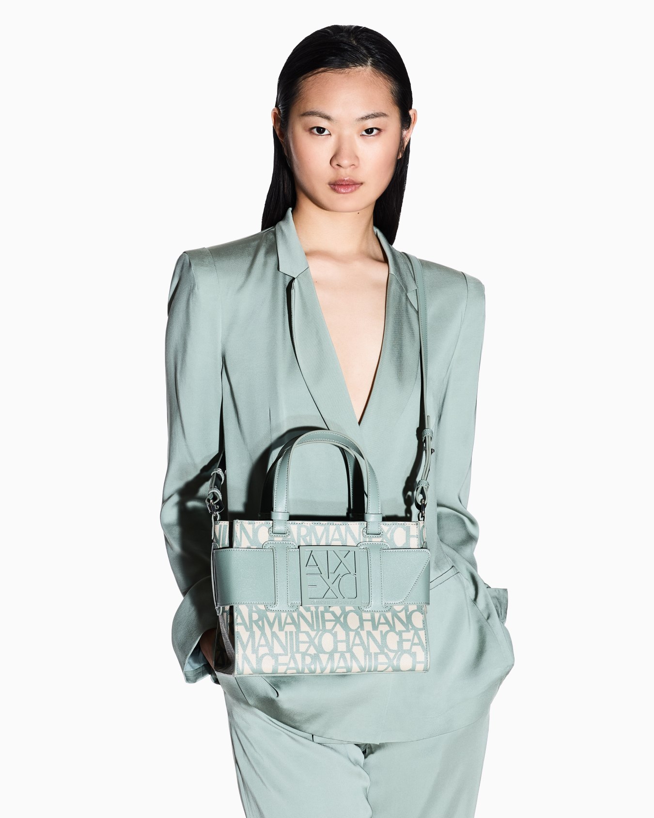 Medium tote bag with contrasting detail Slide 6