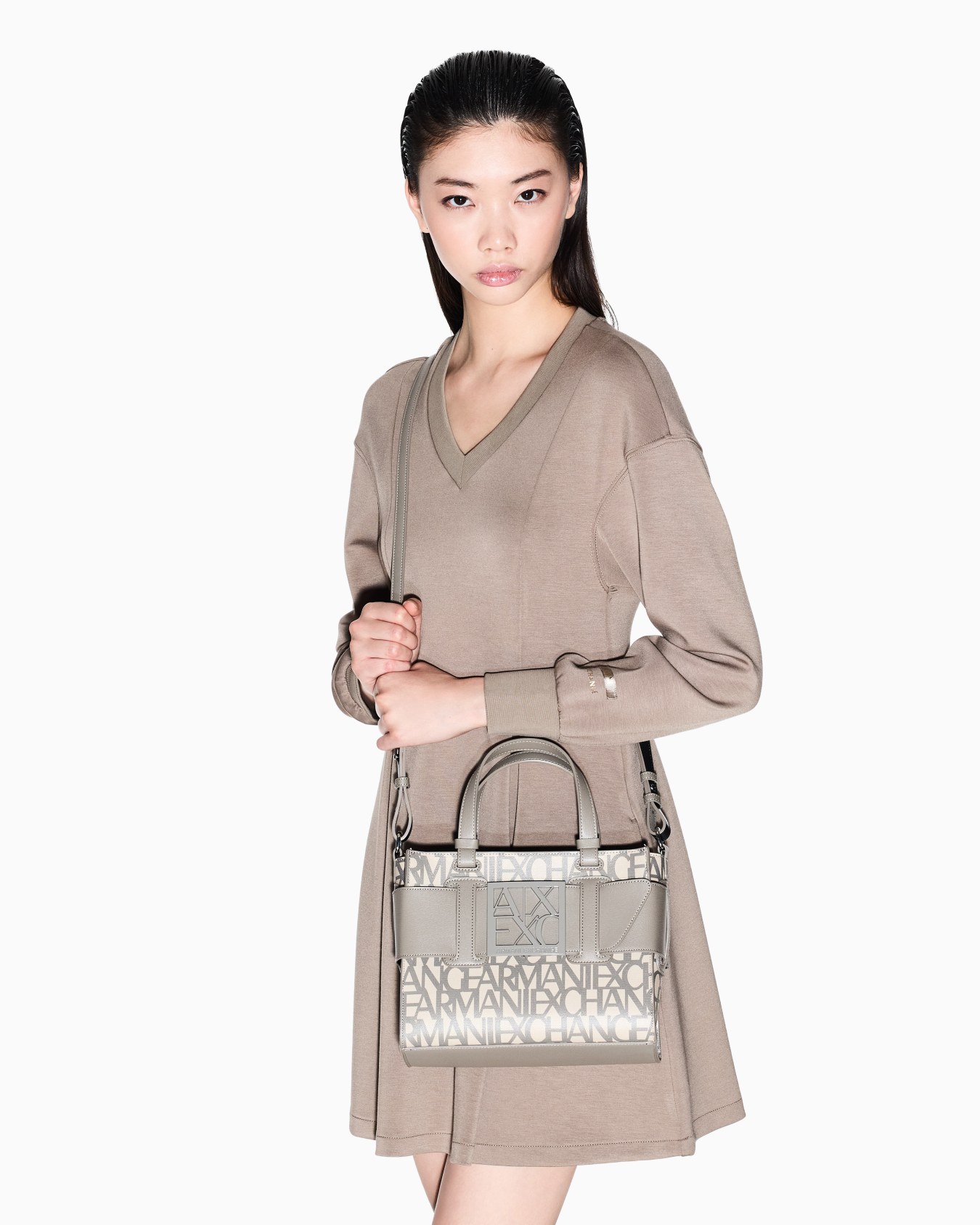 Medium tote bag with contrasting detail Slide 5