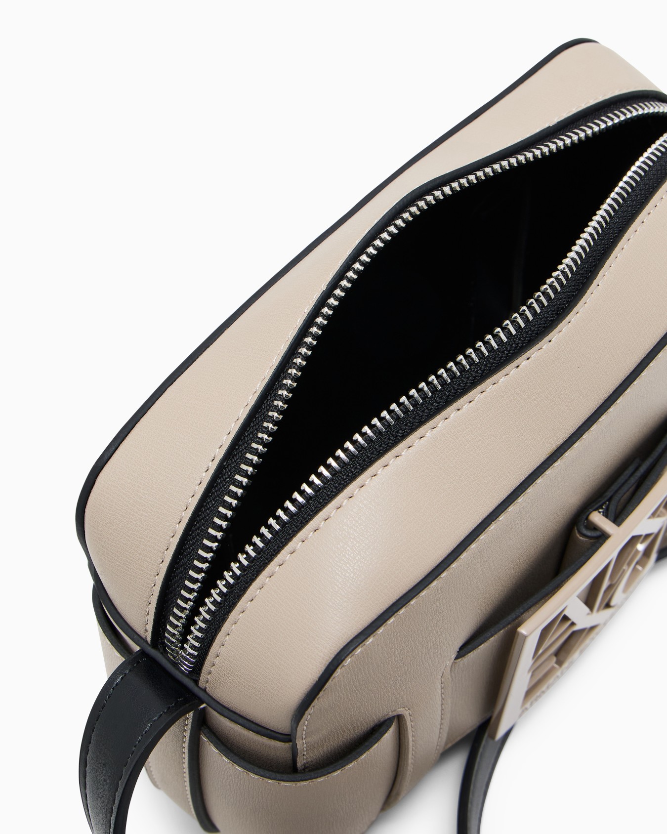 Camera case with adjustable shoulder strap Slide 3