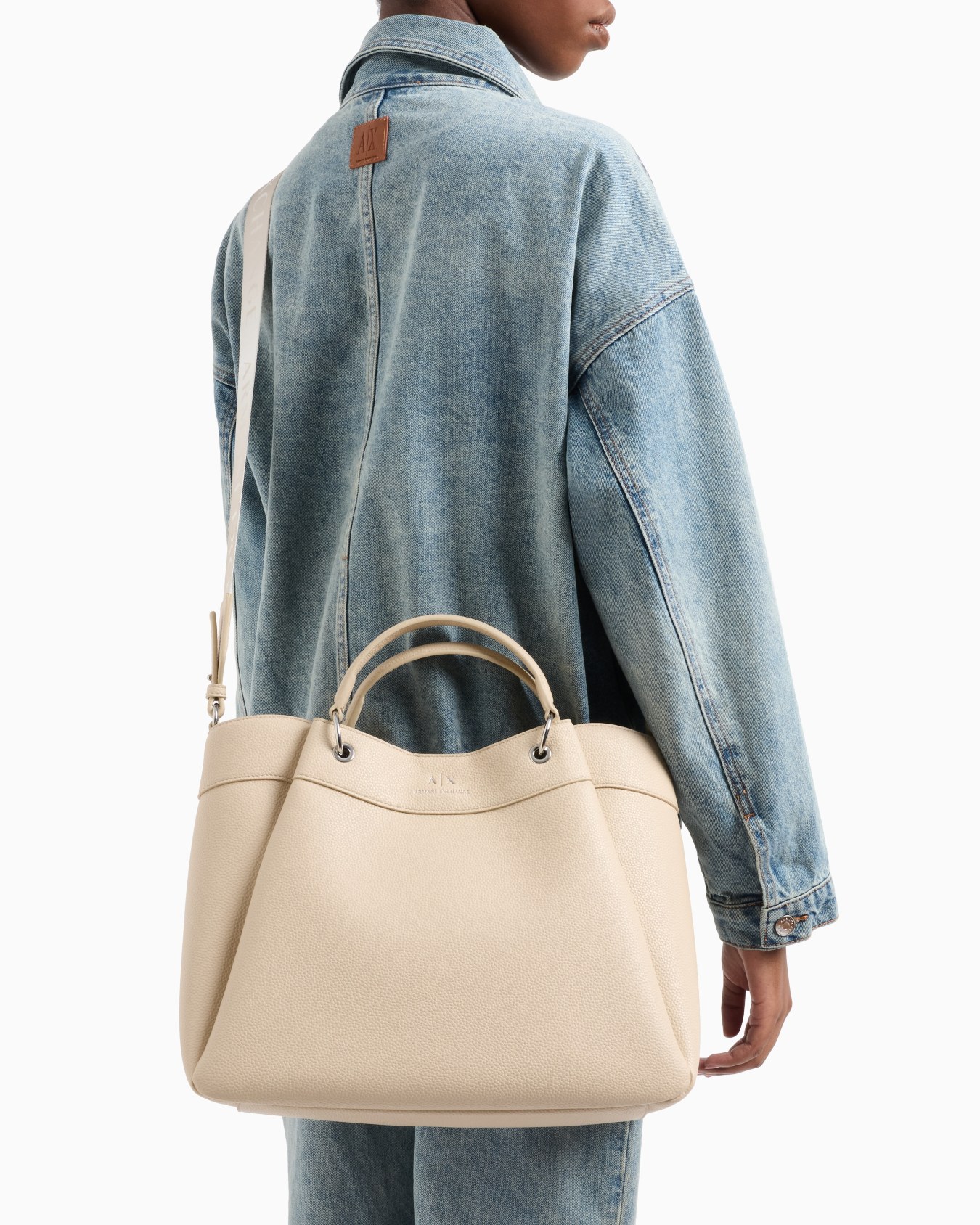 Large handbag with degradè shoulder strap Slide 6