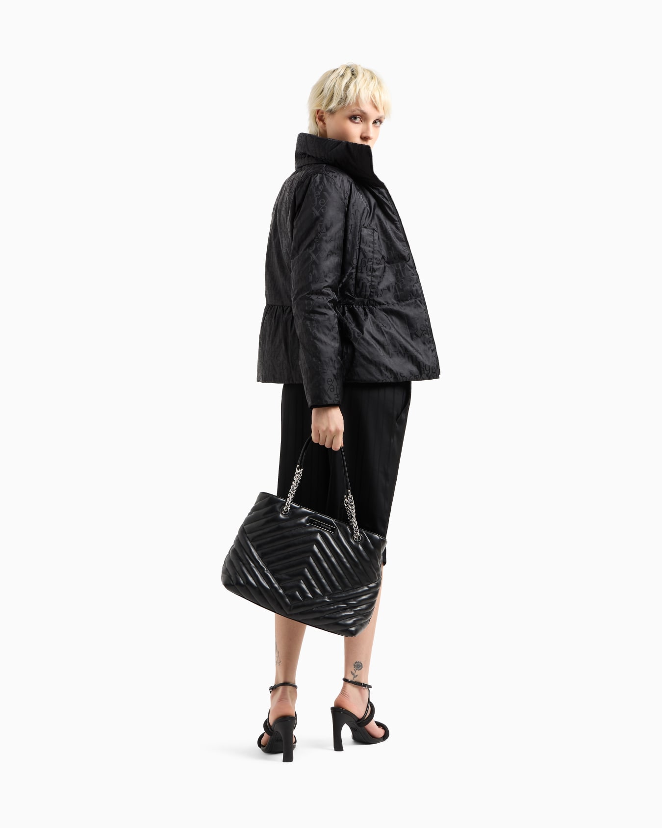 Quilted shopper bag with chain handles Slide 5