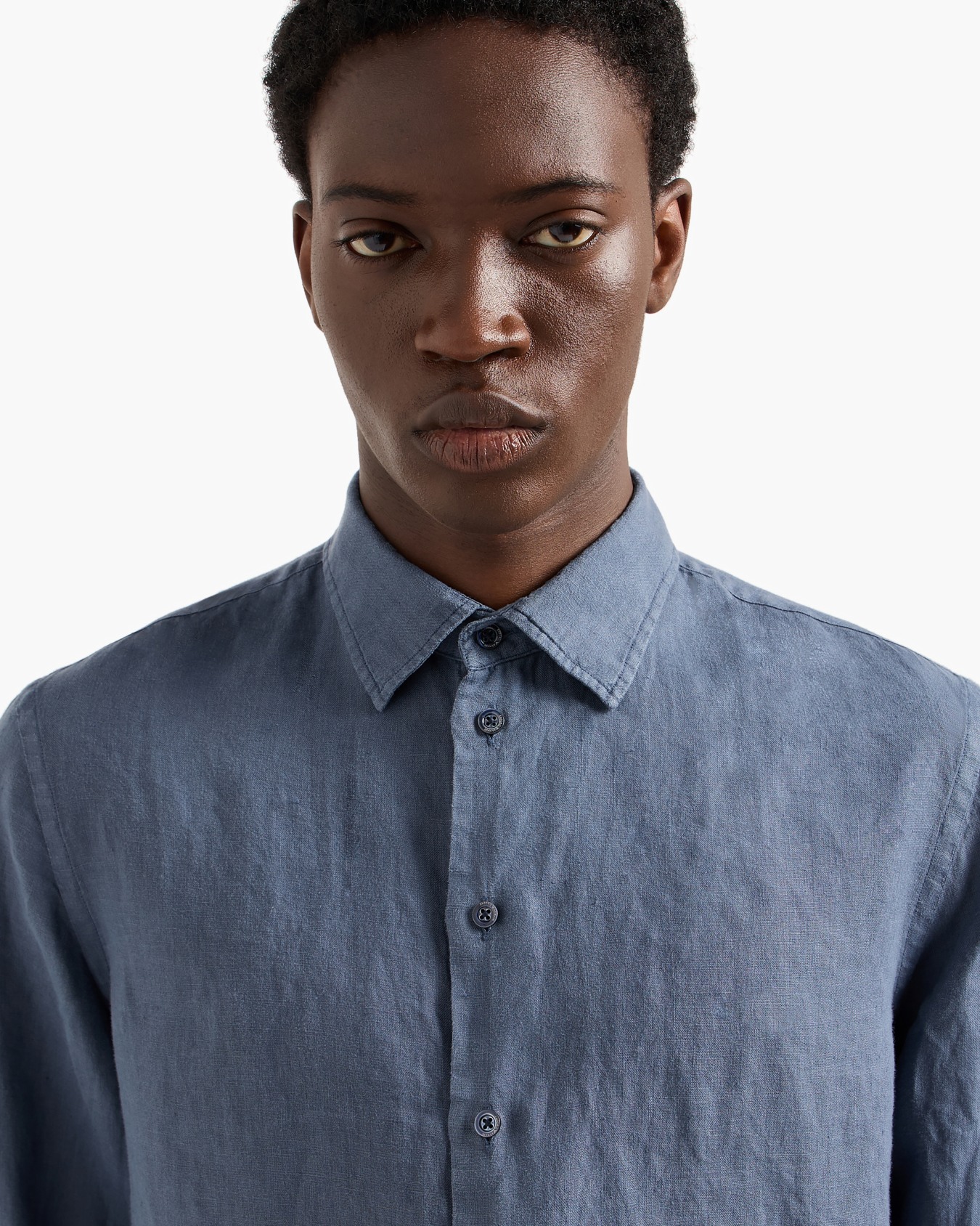 Garment-dyed linen shirt with French collar Slide 4