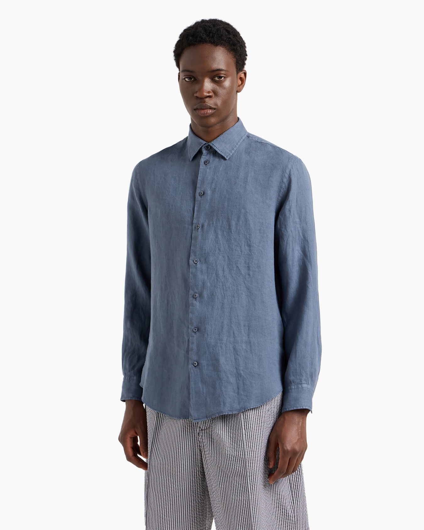 Garment-dyed linen shirt with French collar Slide 1