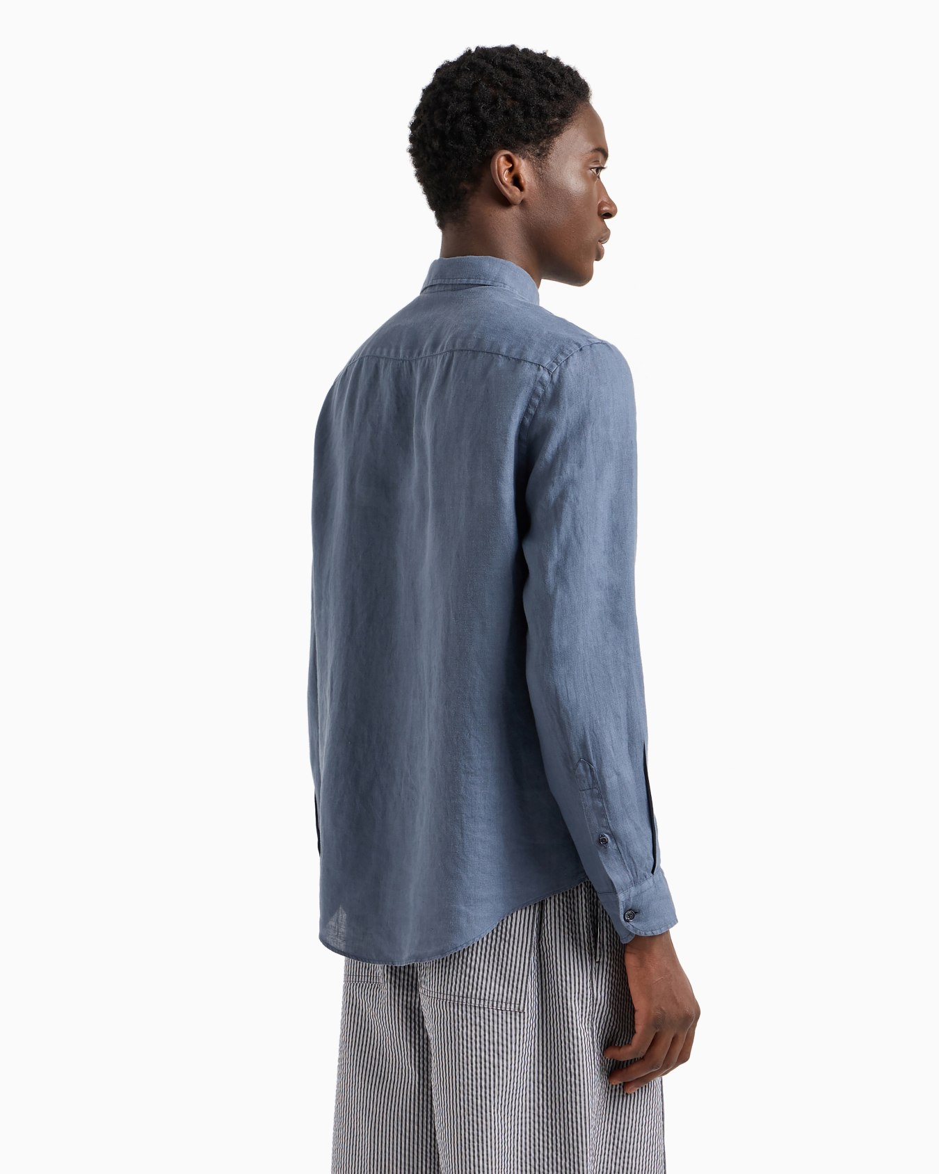 Garment-dyed linen shirt with French collar Slide 2