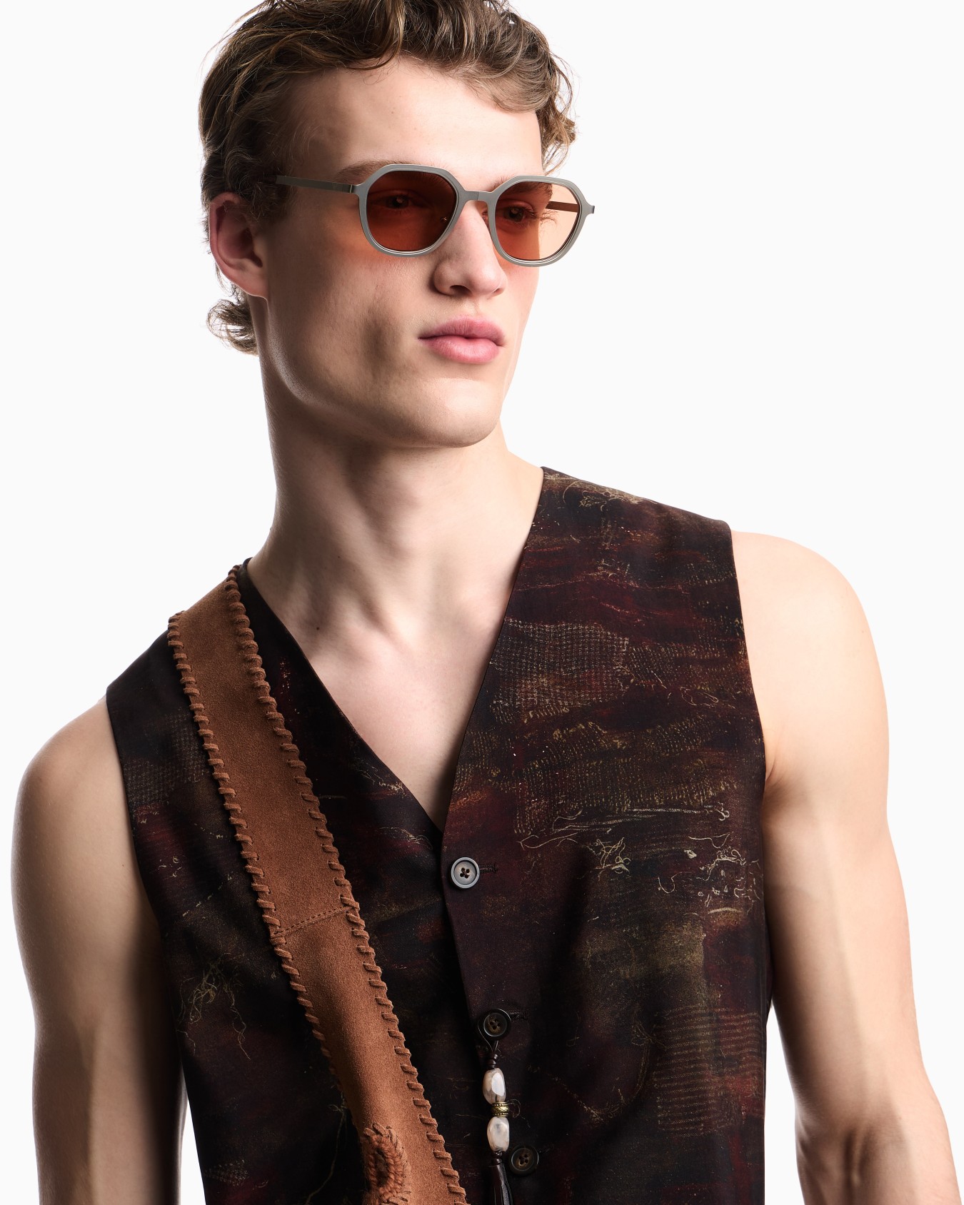 Irregular-shaped folding sunglasses Slide 5