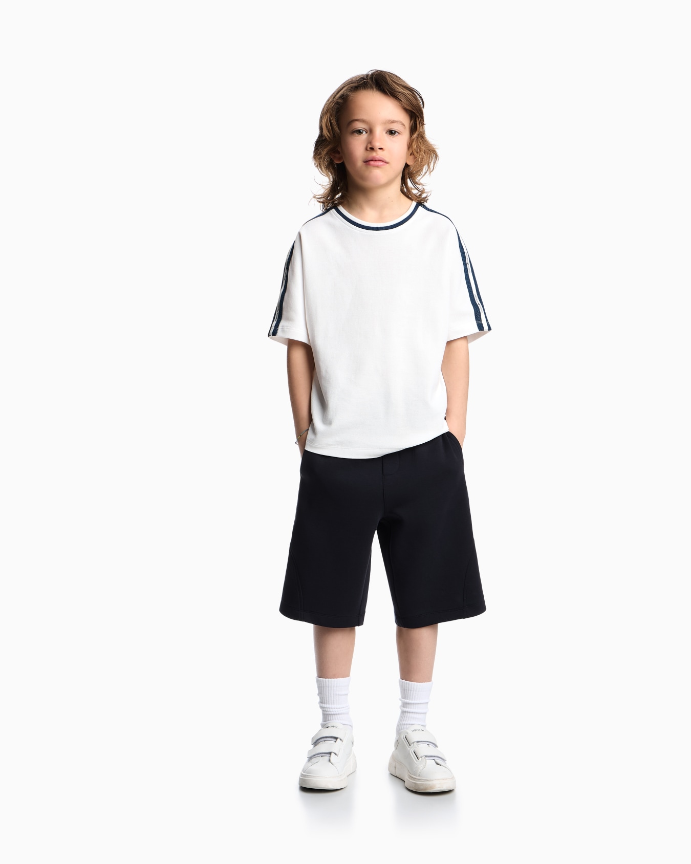 T-shirt and Bermuda shorts set in jersey with logo tape Slide 3