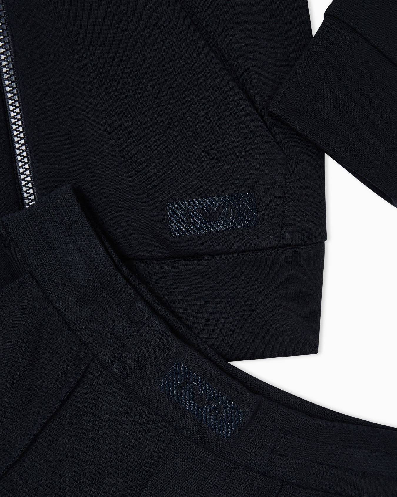 Trainingsanzug mit einem Sweatshirt mit Reißverschluss und Kapuze, gefertigt aus doppellagigem Jersey Folie 1