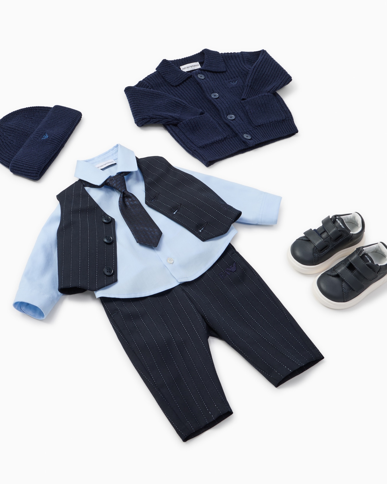 Suit with shirt, waistcoat and trousers in a pinstripe motif Slide 4