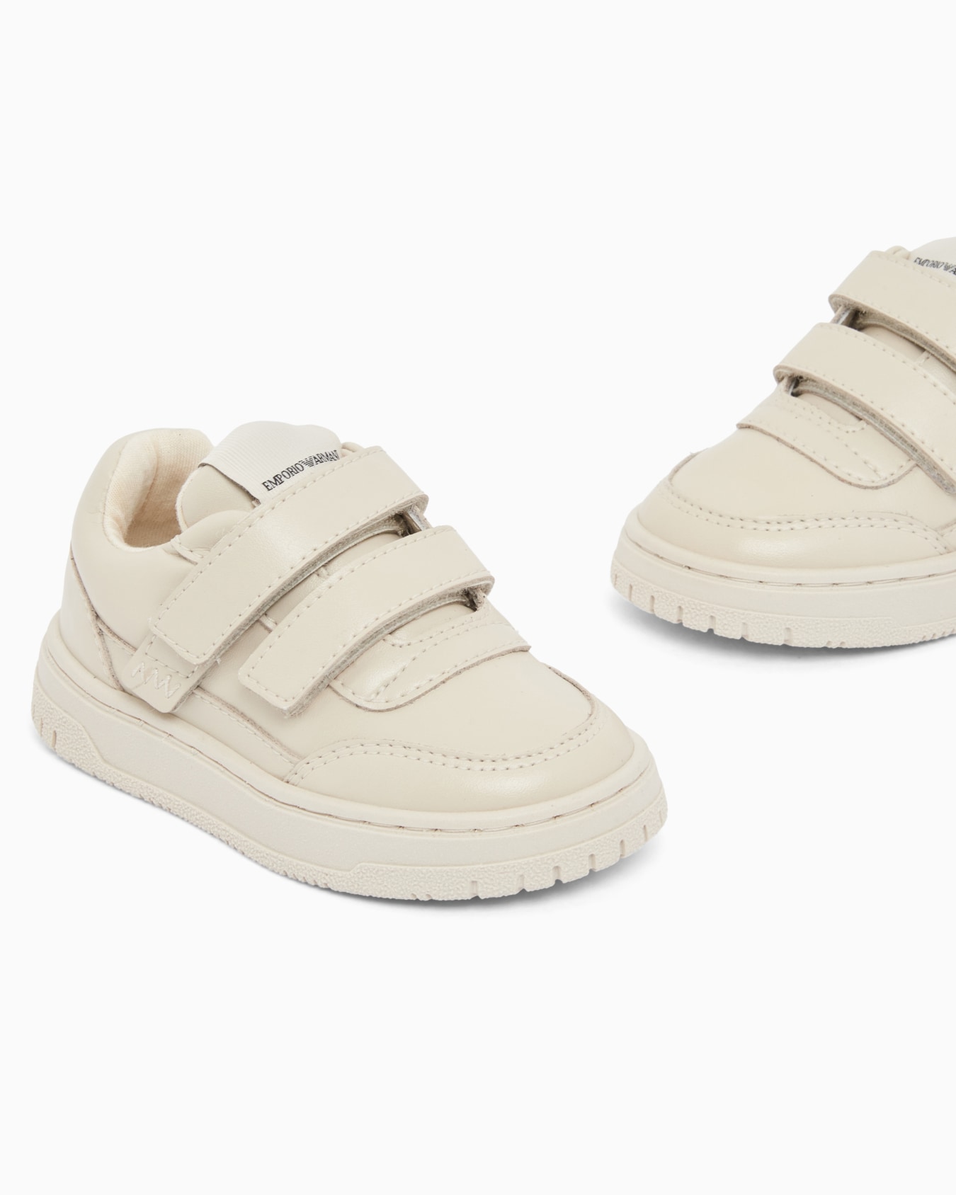 Sneakers with shiny leather and double strap closure Slide 4