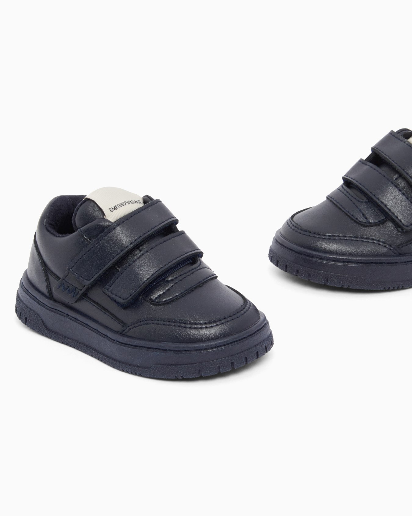 Sneakers with shiny leather and double strap closure Slide 4