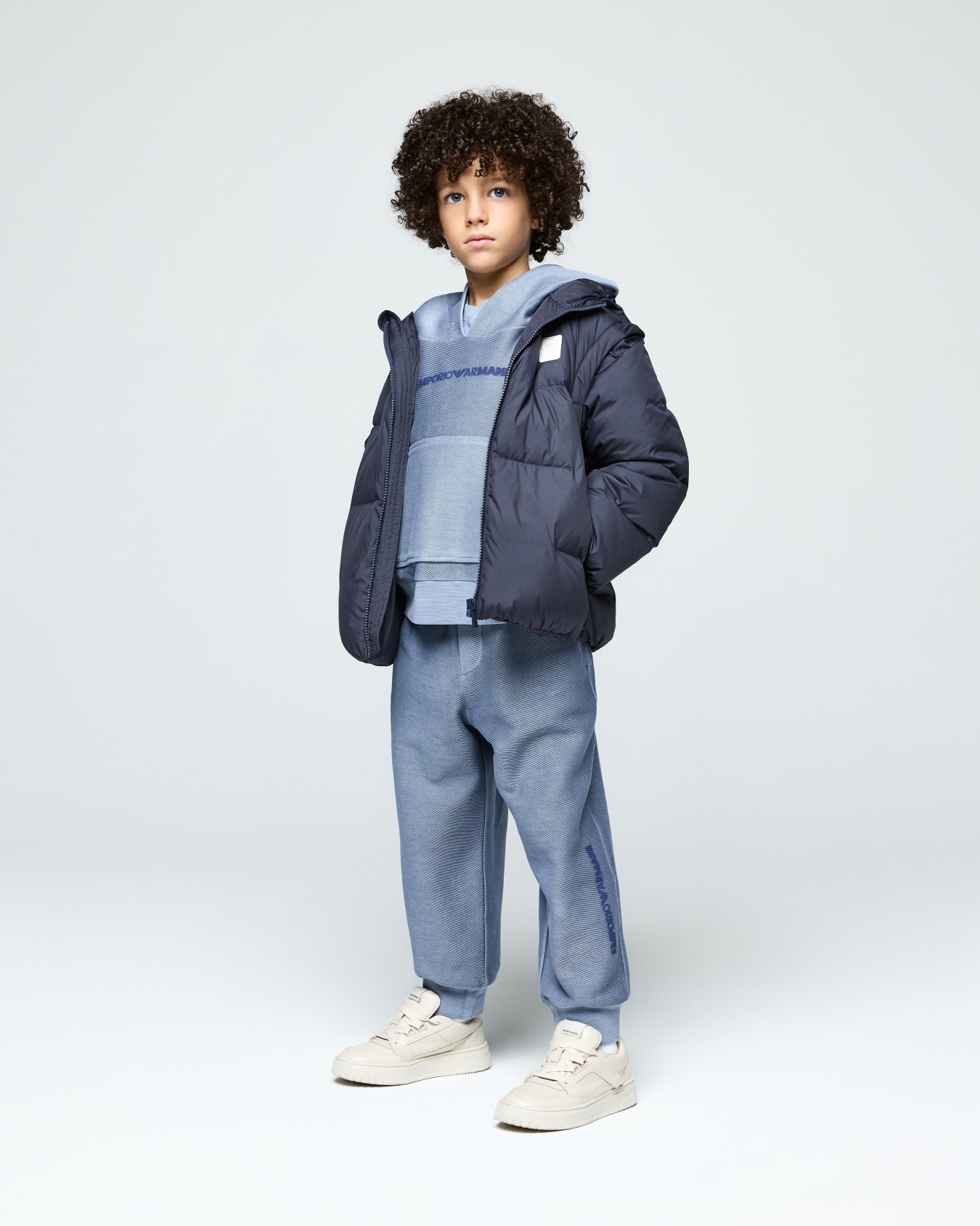 Hoodie in delavé diagonal cotton jersey with a front logo Slide 3