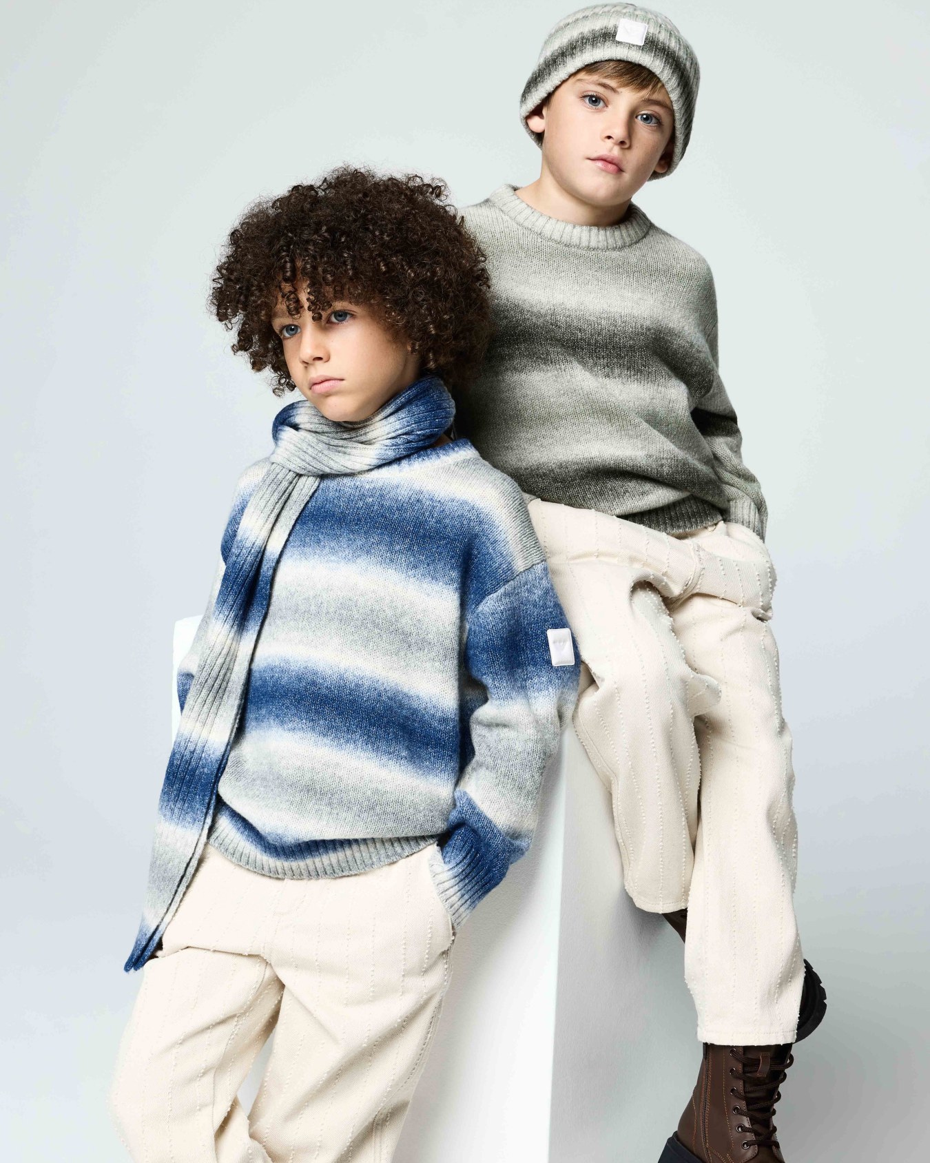 Knitted cotton crew neck pullover with a gradient design Slide 3