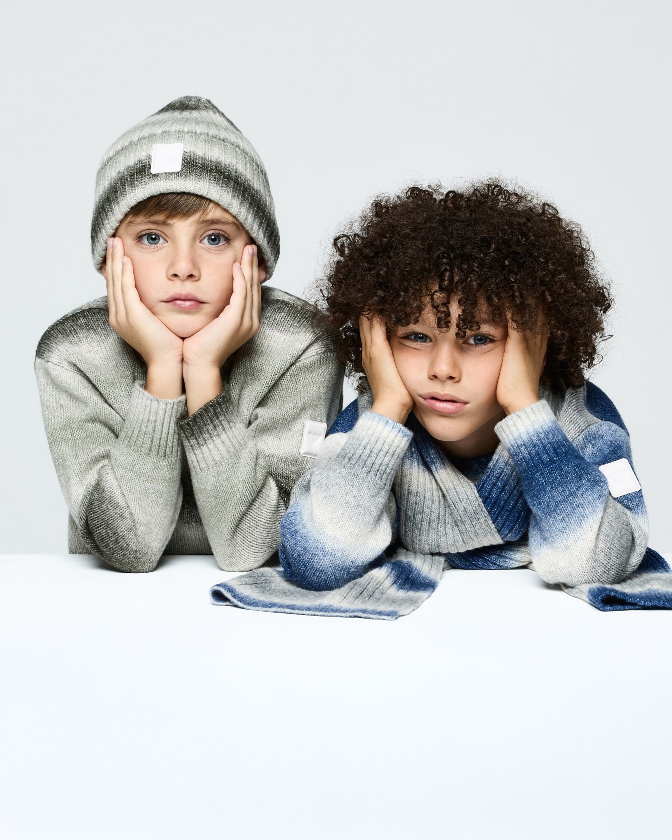 Ribbed cotton knitwear set with a striped beanie and scarf Slide 2