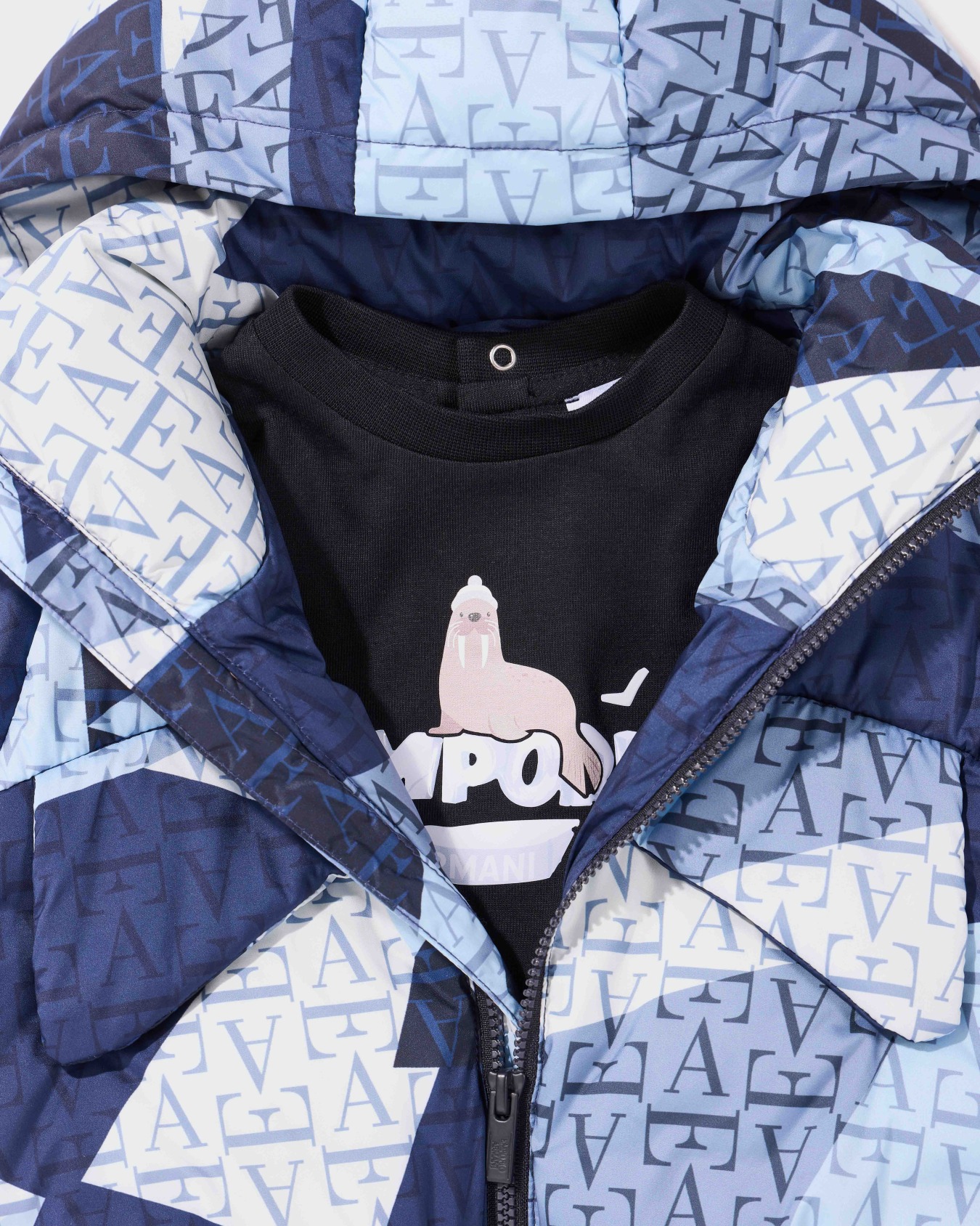 Cotton T-shirt with a penguin graphic and back buttons Slide 3