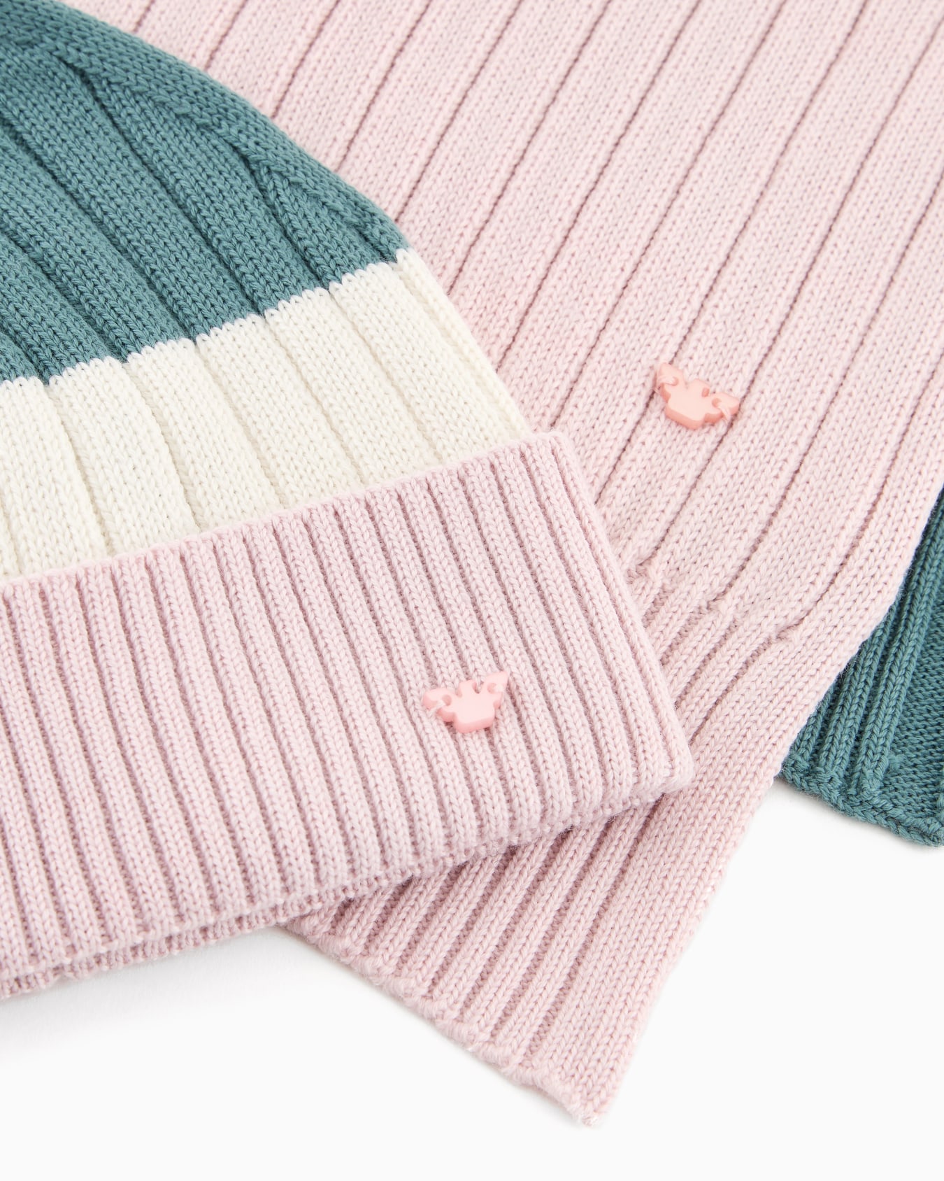 Virgin wool-blend beanie and scarf set Slide 1