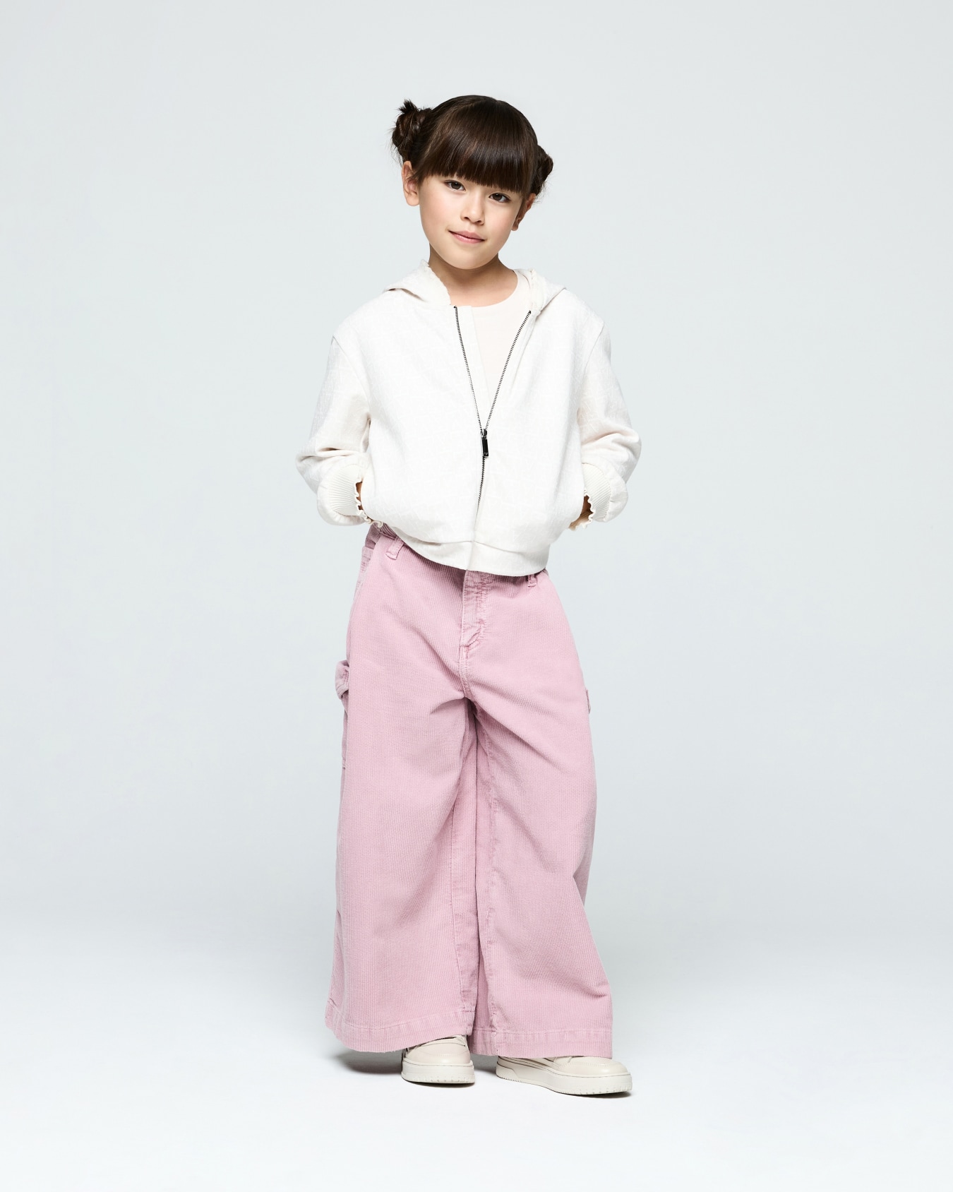 Cotton corduroy 5-pocket cargo pants with a zip and button Slide 3
