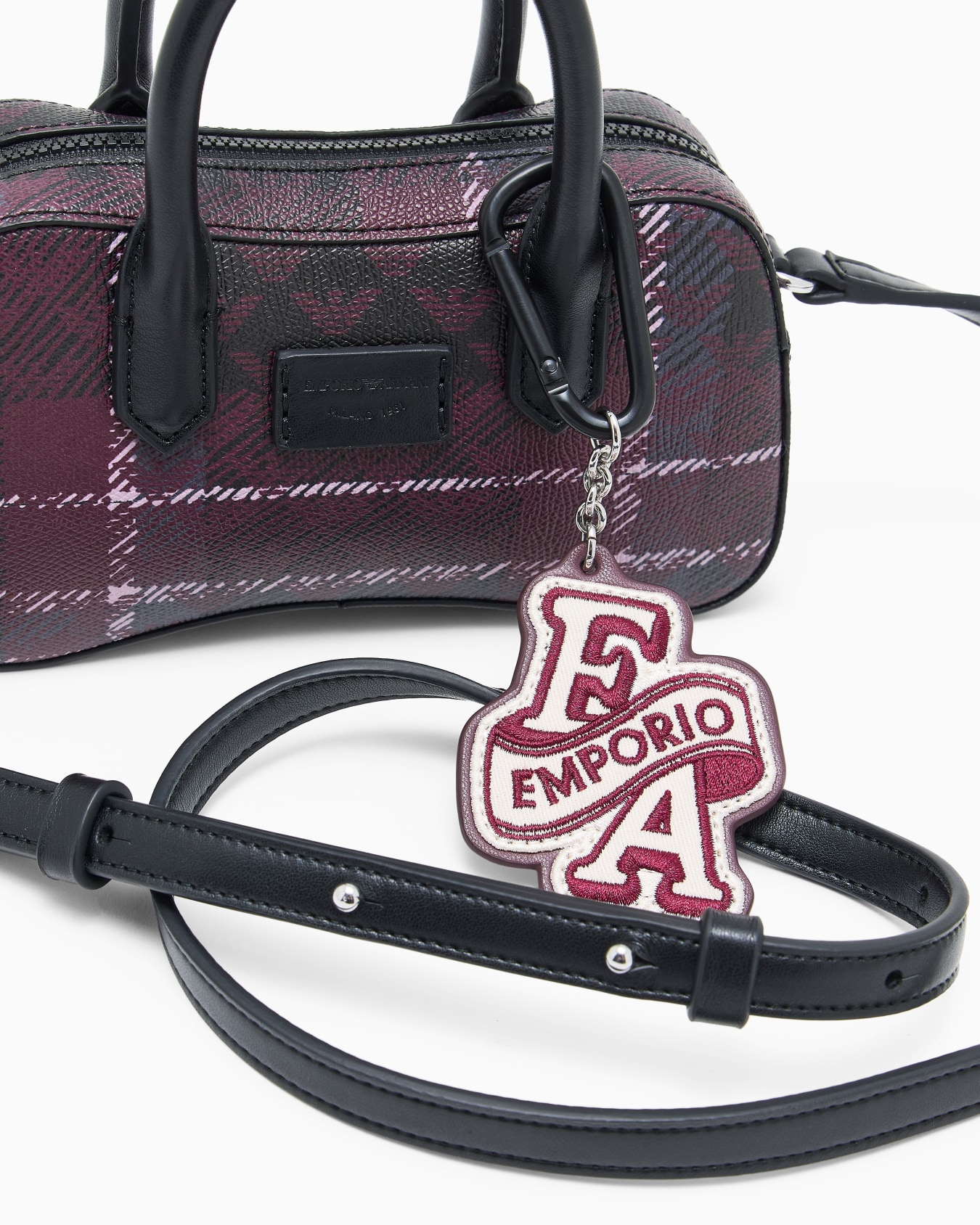 Tartan effect handbag with a zip and a shoulder strap Slide 4