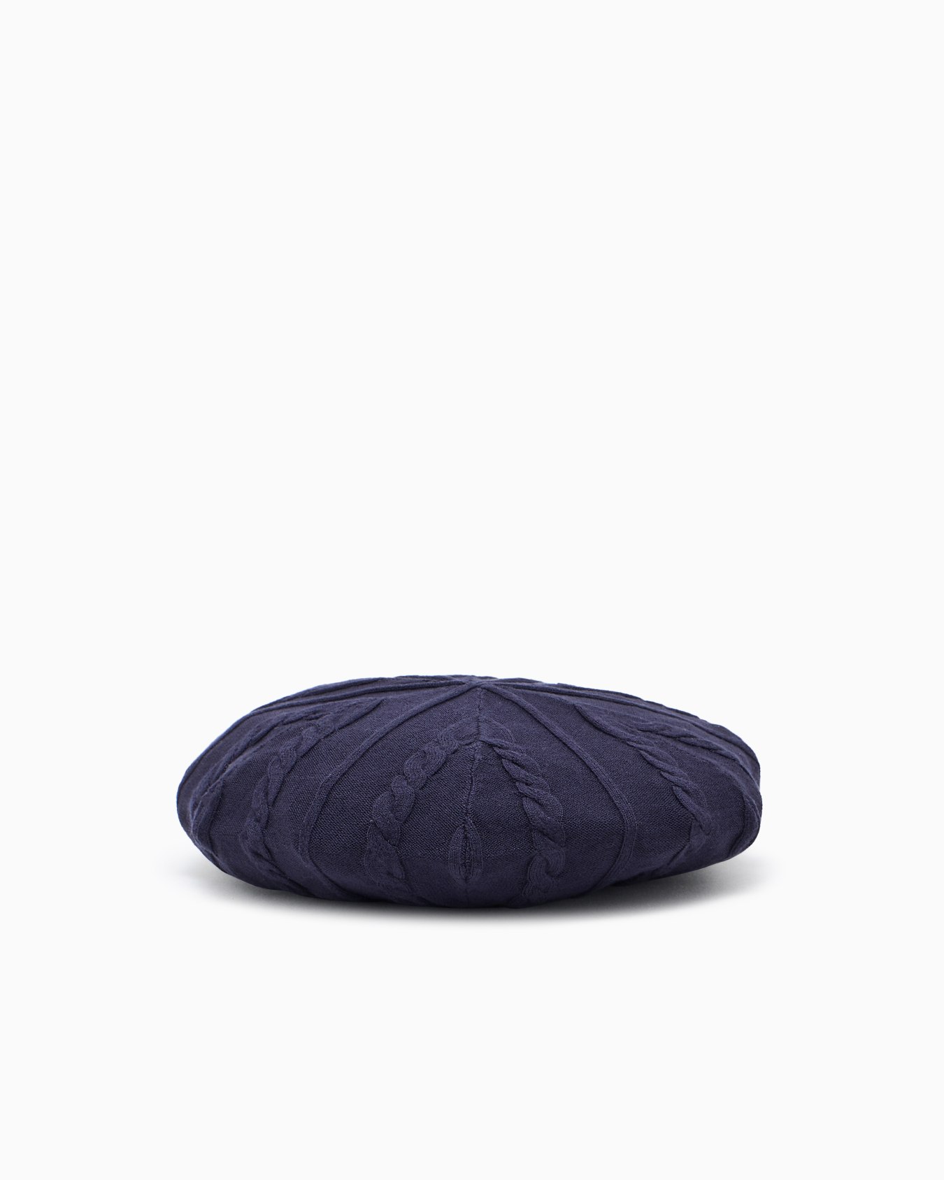 Viscose beret with a cable knit pattern Slide 1