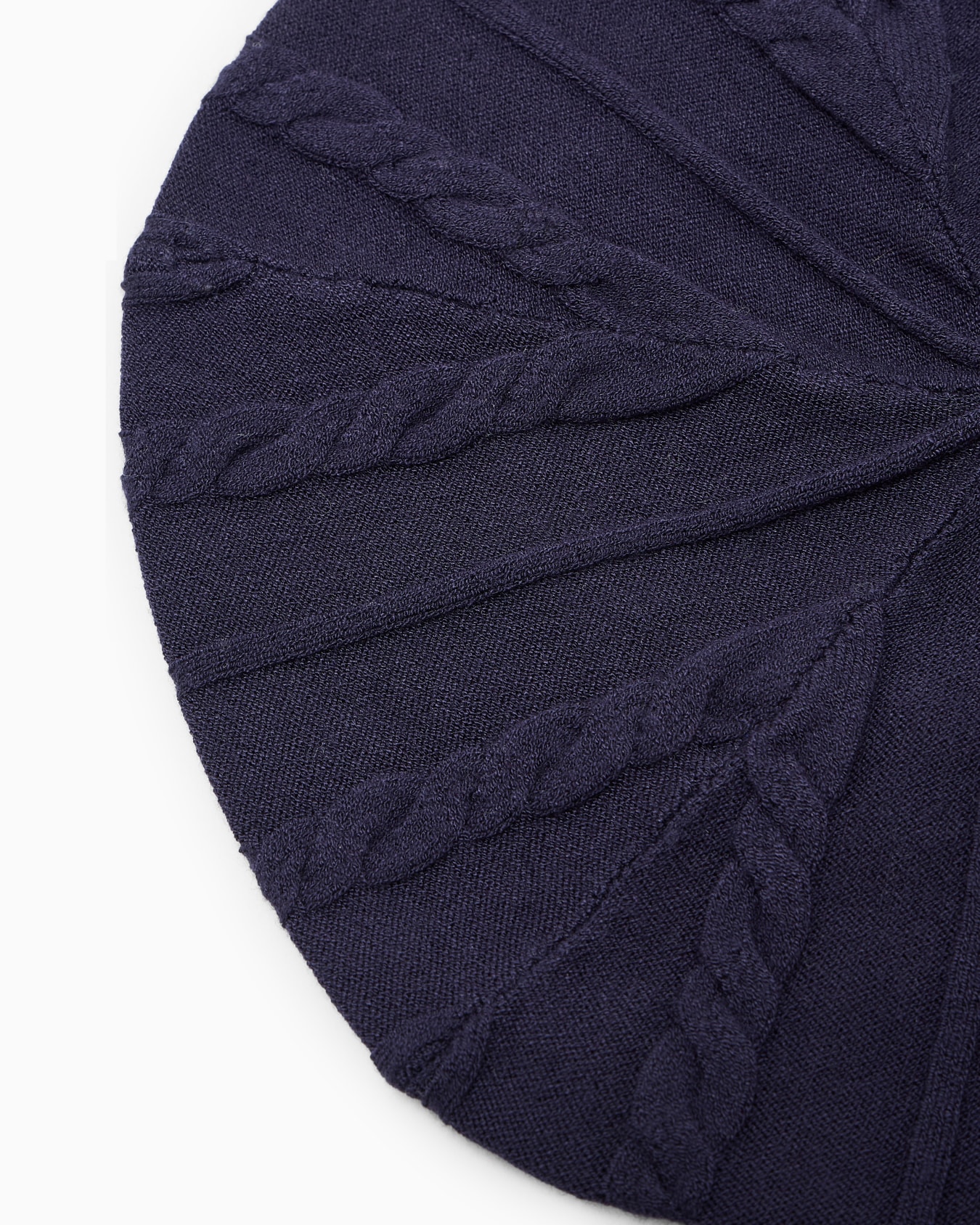 Viscose beret with a cable knit pattern Slide 2