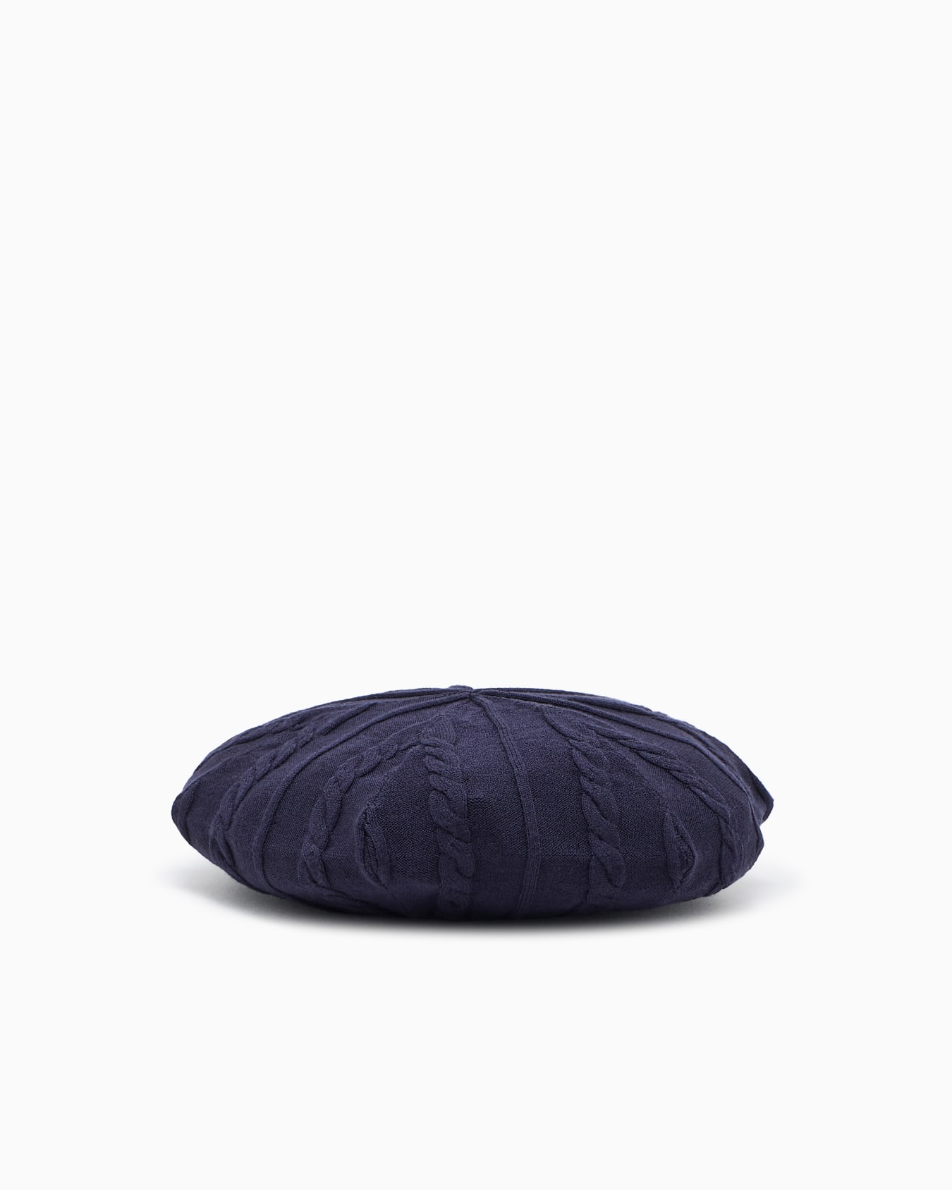 Viscose beret with a cable knit pattern Slide 0