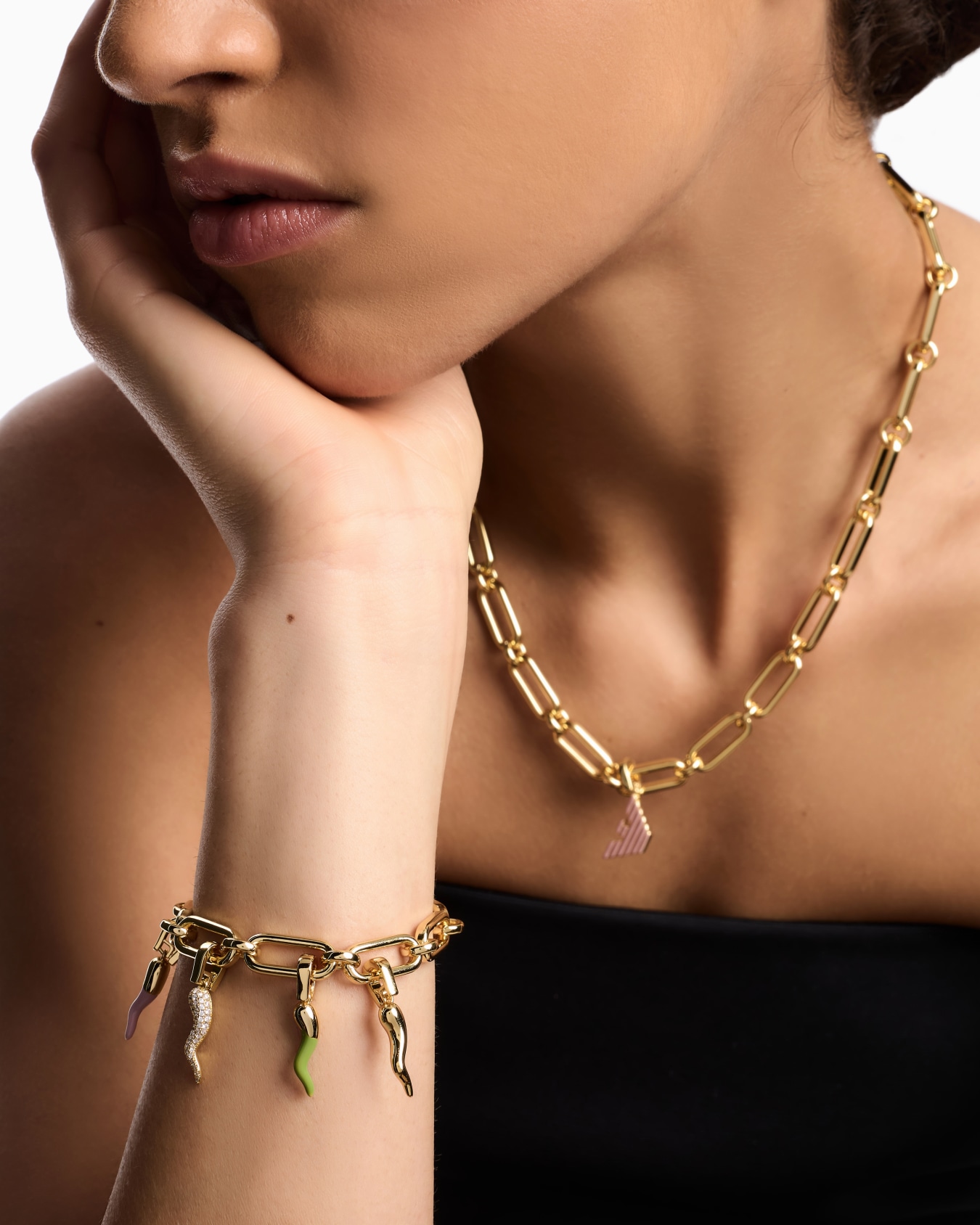 Pulsera de cadena con colgantes de latón dorado Diapositiva 1
