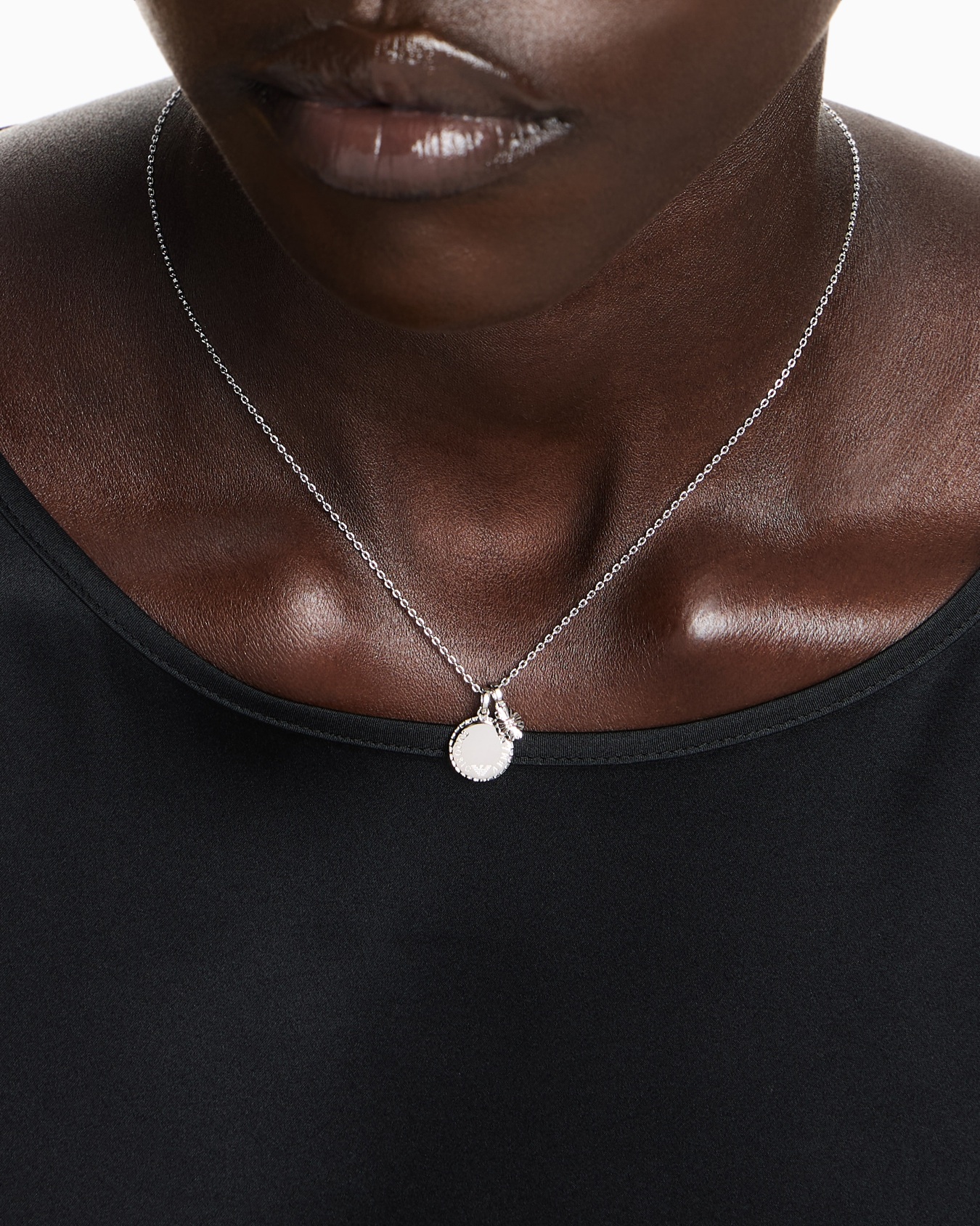 Collar con colgante de latón plateado Diapositiva 1