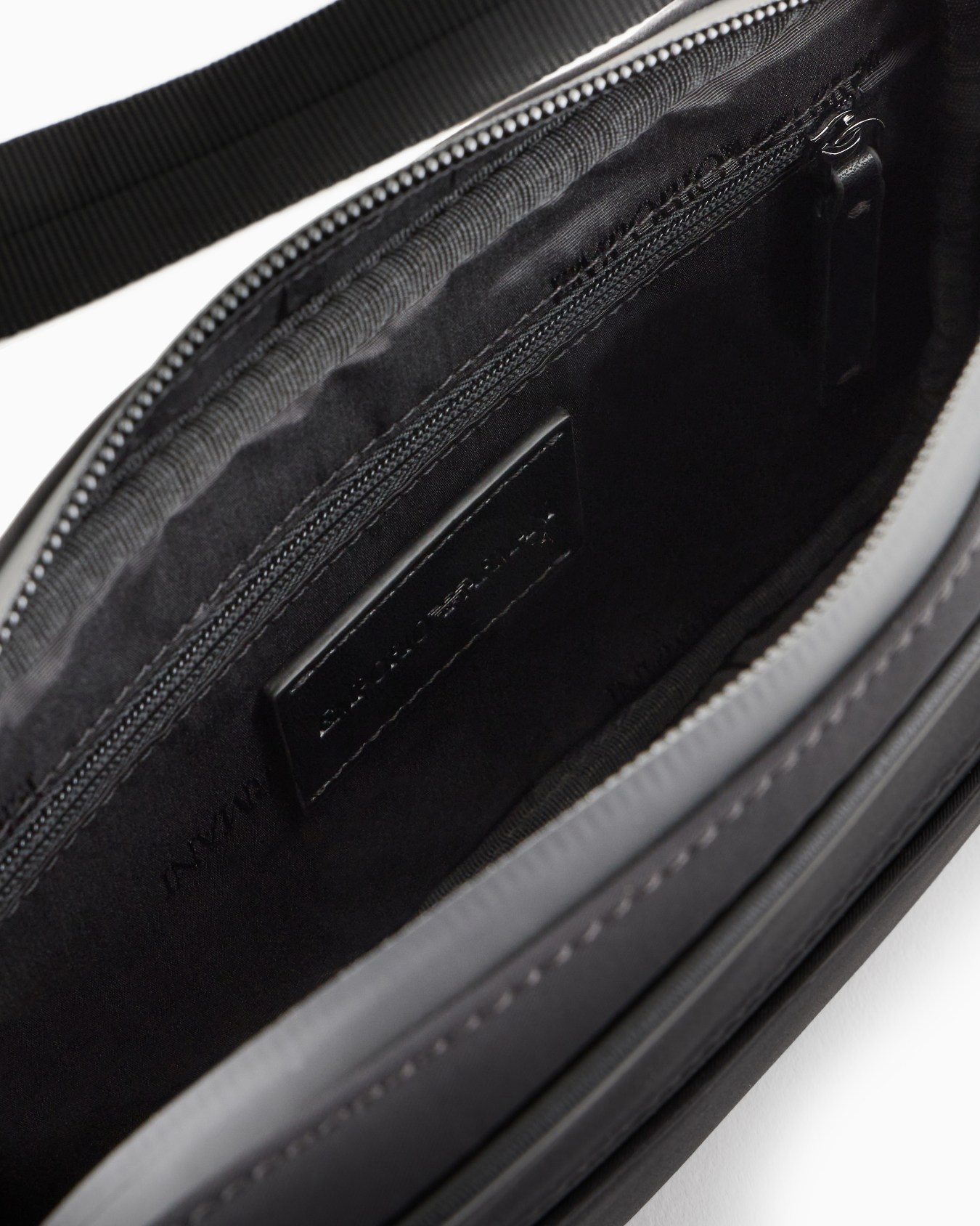 Travel Essential nylon belt bag Slide 3