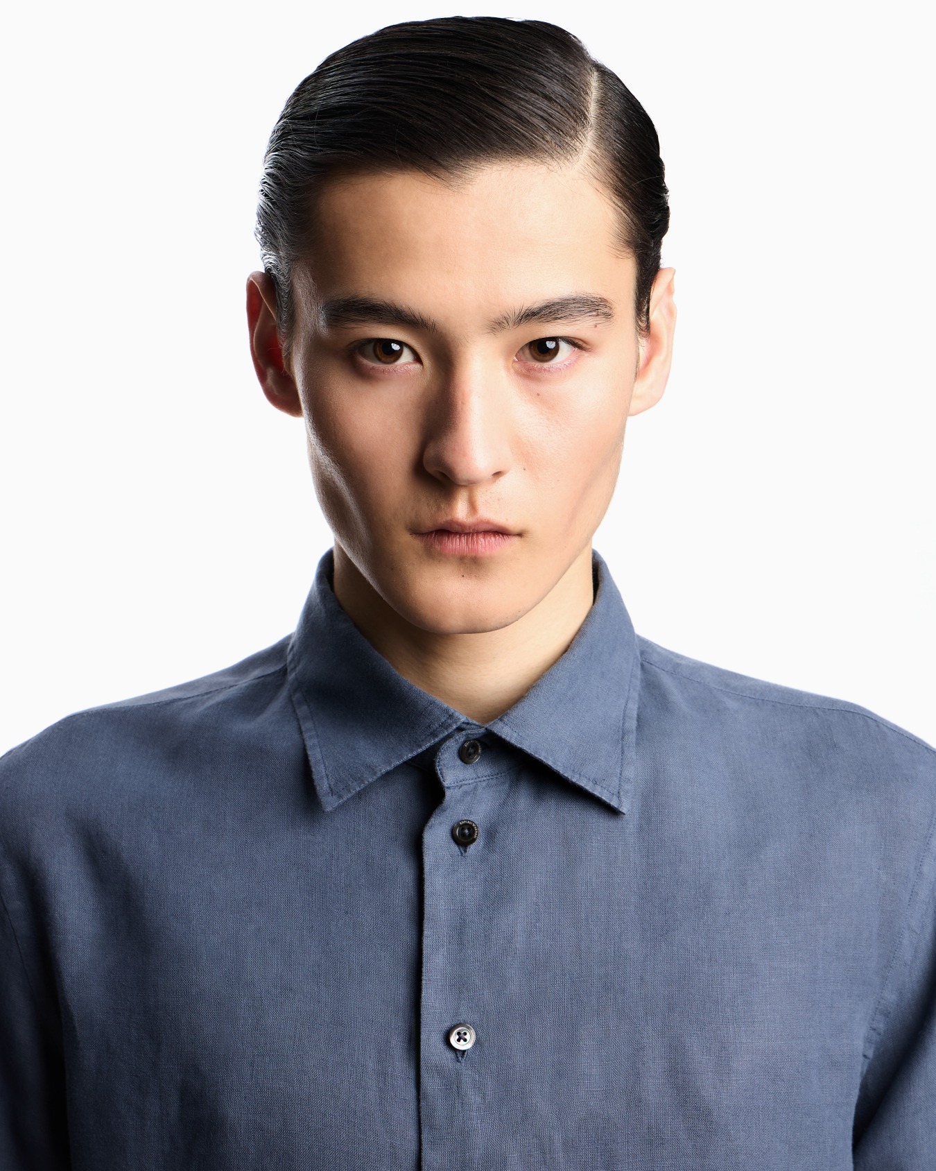 Garment-dyed linen shirt with French collar Slide 4