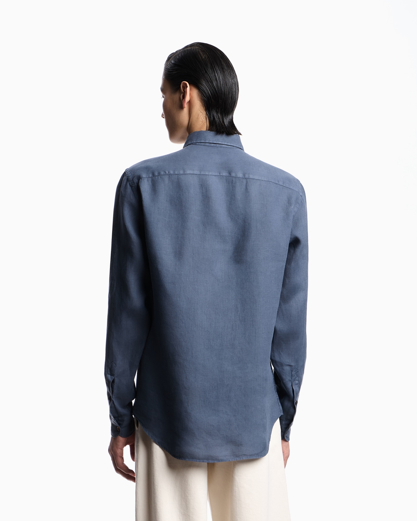 Garment-dyed linen shirt with French collar Slide 5