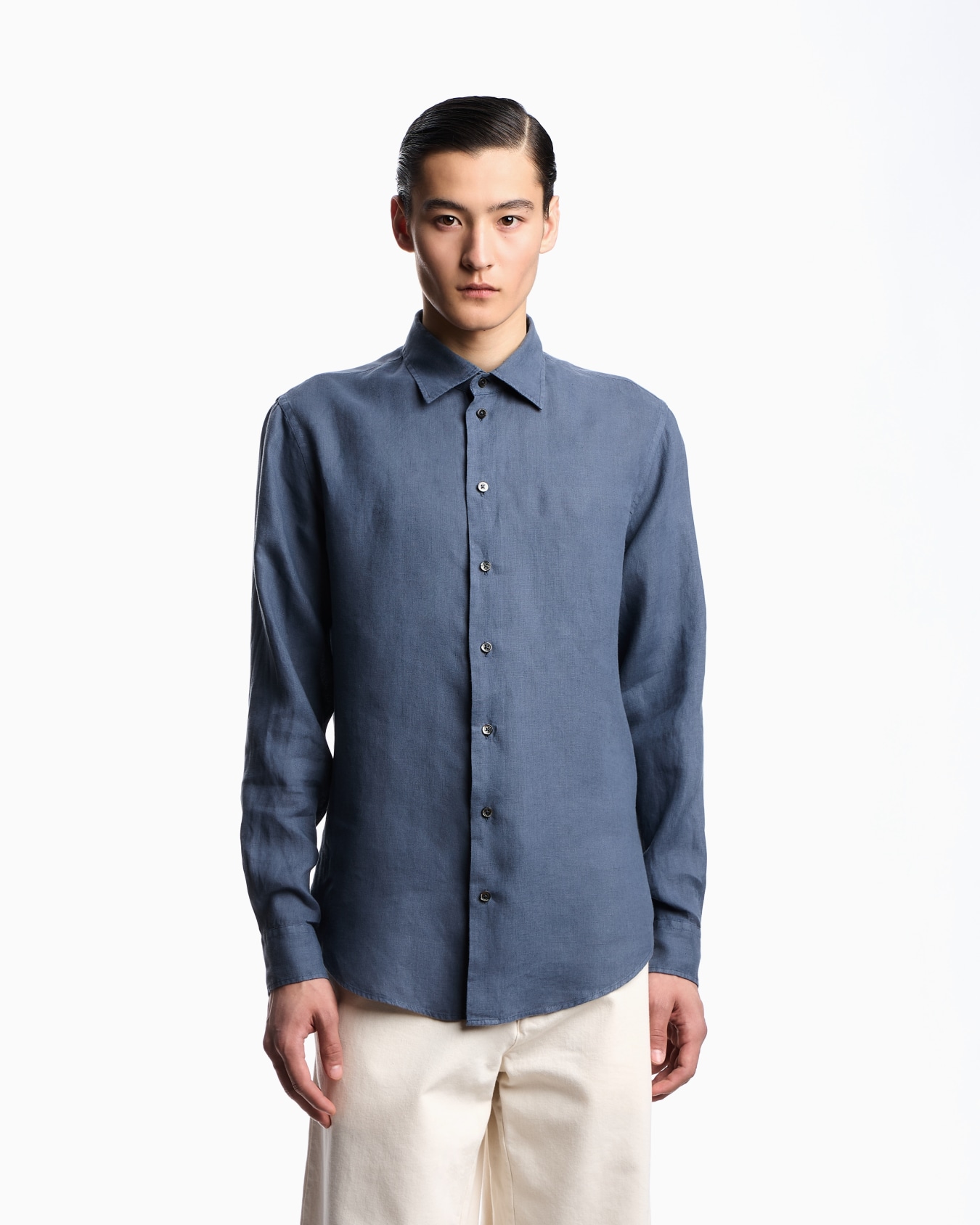 Garment-dyed linen shirt with French collar Slide 3