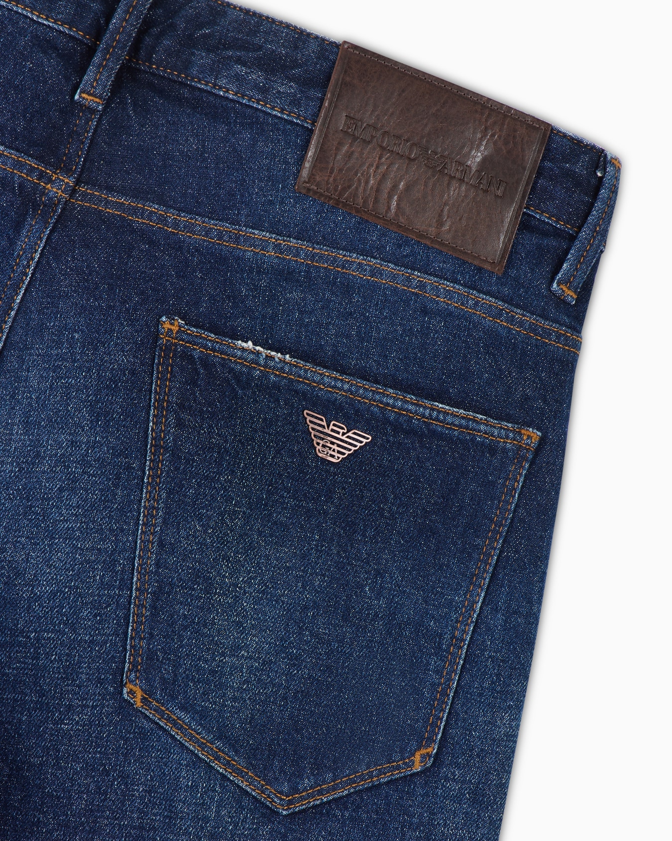 Jean J06 coupe slim en denim stretch lavé à la pierre avec déchirures et nervures Diapositive 6