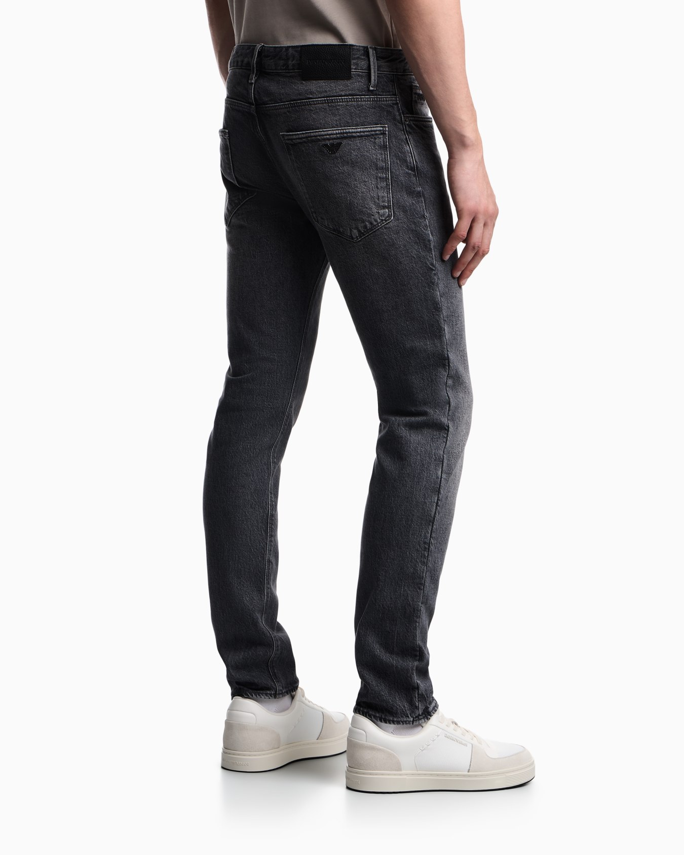 Vaqueros slim fit J06 en denim lavado con bordado de águila Diapositiva 3