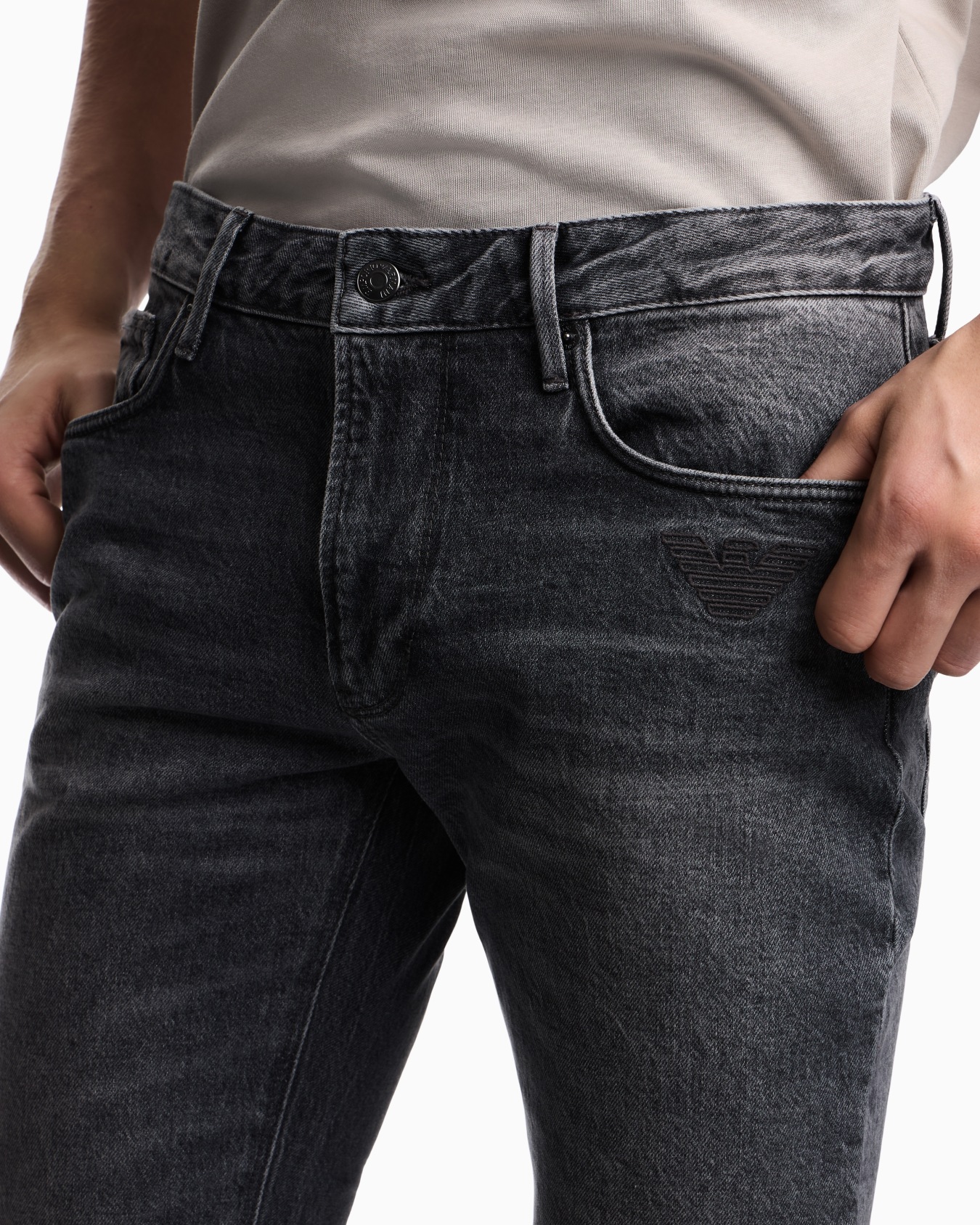 スリムフィットジーンズ J06 デニム ウォッシュ加工 イーグル刺繍 スライドする 1