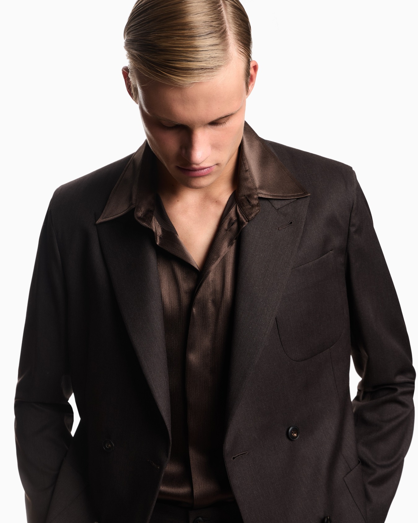 Double-breasted suit in virgin-wool twill Slide 3