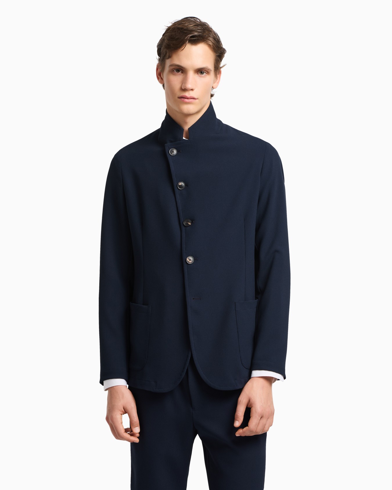Icon guru-collar jacket with off-centre fastening, in three-dimensional piqué-effect crêpe jersey Slide 4