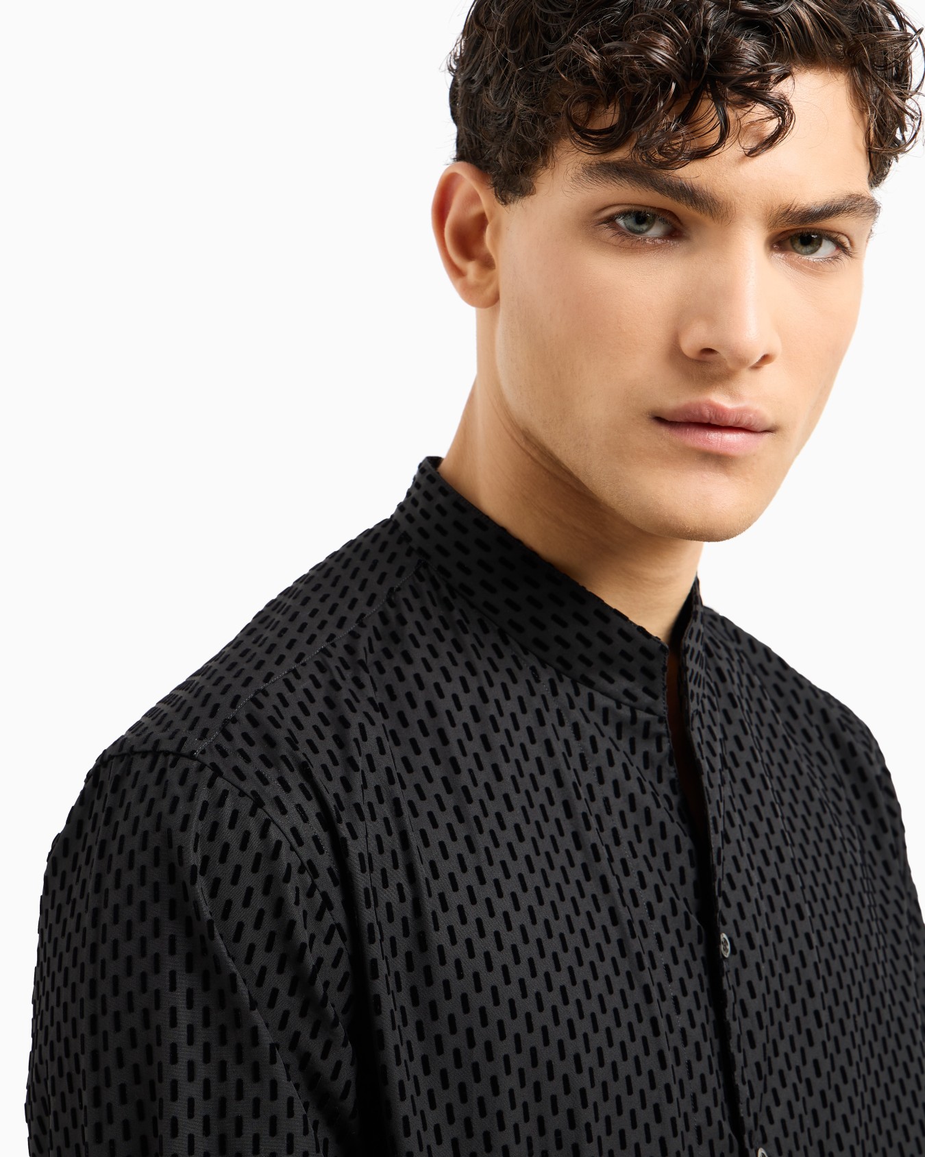 Shirt with guru collar in an all-over flocked print Slide 4
