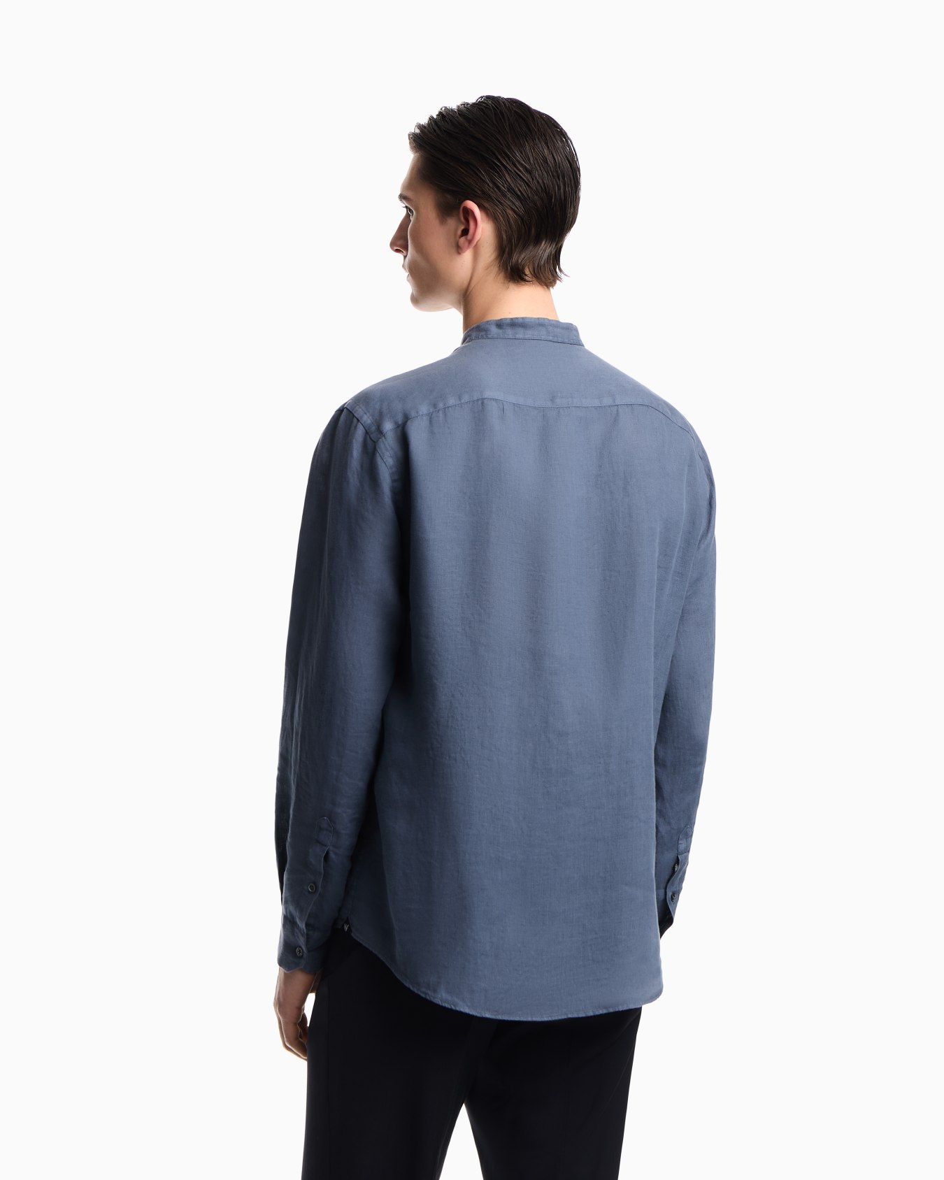 Garment-dyed linen shirt with guru collar Slide 5