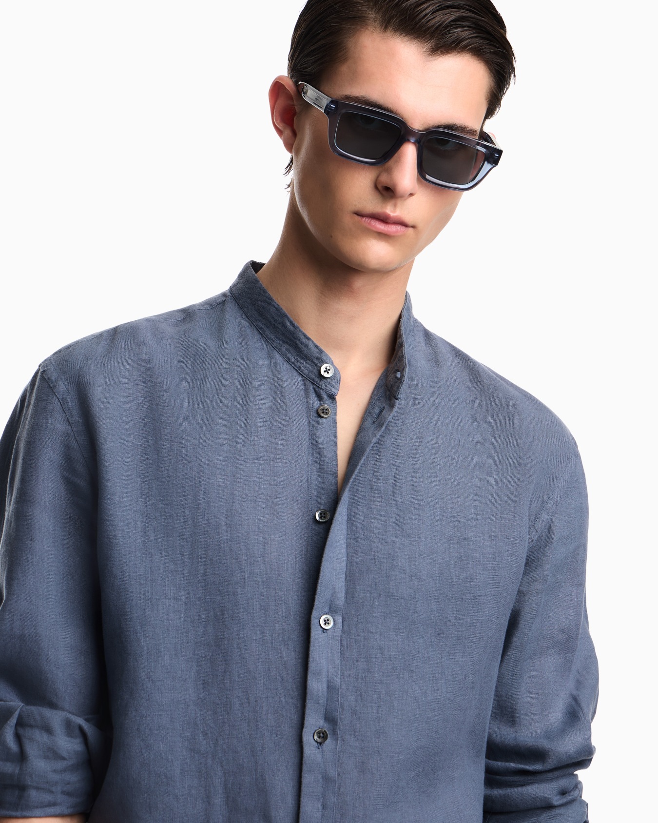 Garment-dyed linen shirt with guru collar Slide 6