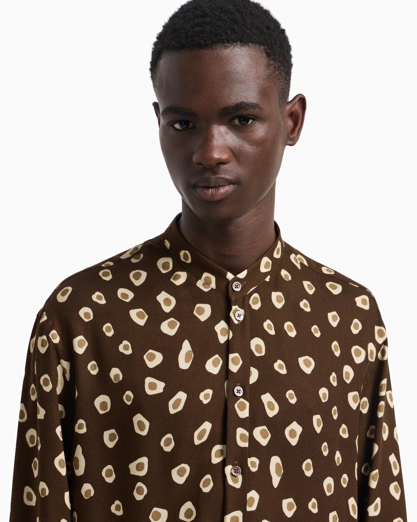 Camicia collo guru in tessuto fluido stampa macro animalier Slide 5